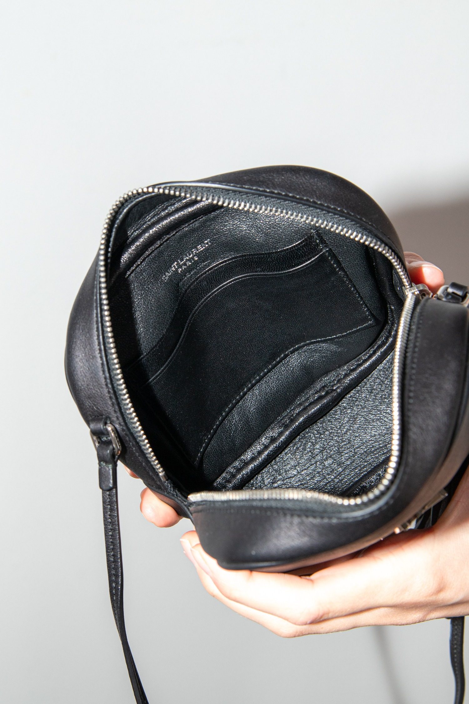 Thumbnail of http://Saint%20Laurent%20Blogger%20Umhängetasche%20in%20Schwarz%20und%20Silber