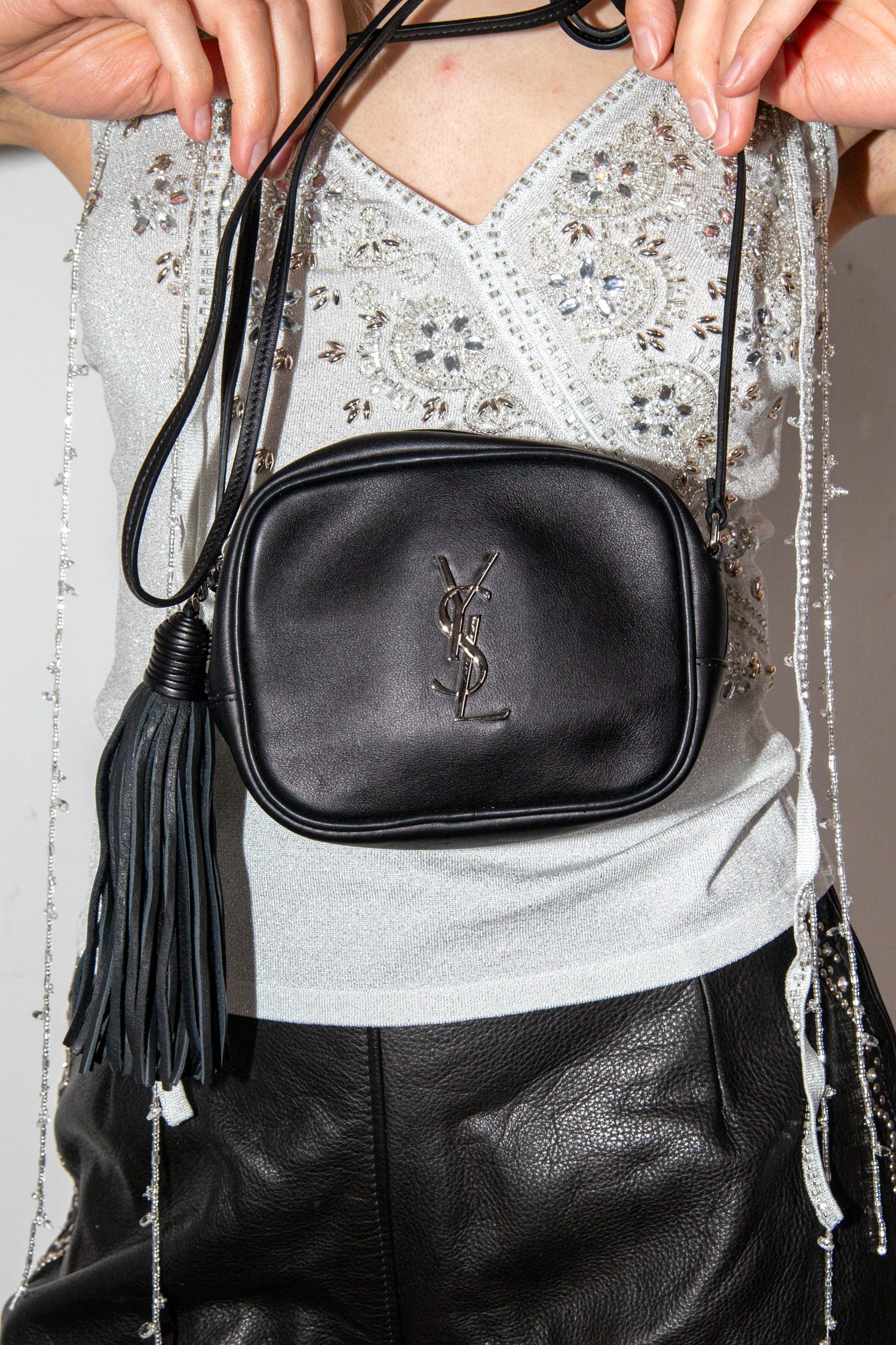 Thumbnail of http://Saint%20Laurent%20Blogger%20Umhängetasche%20in%20Schwarz%20und%20Silber