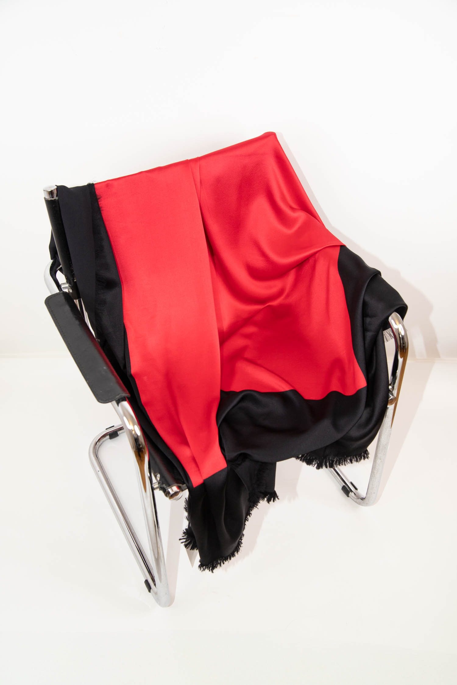 Thumbnail of http://Saint%20Laurent%20Vintage%20Tuch%20in%20Schwarz%20und%20Rot