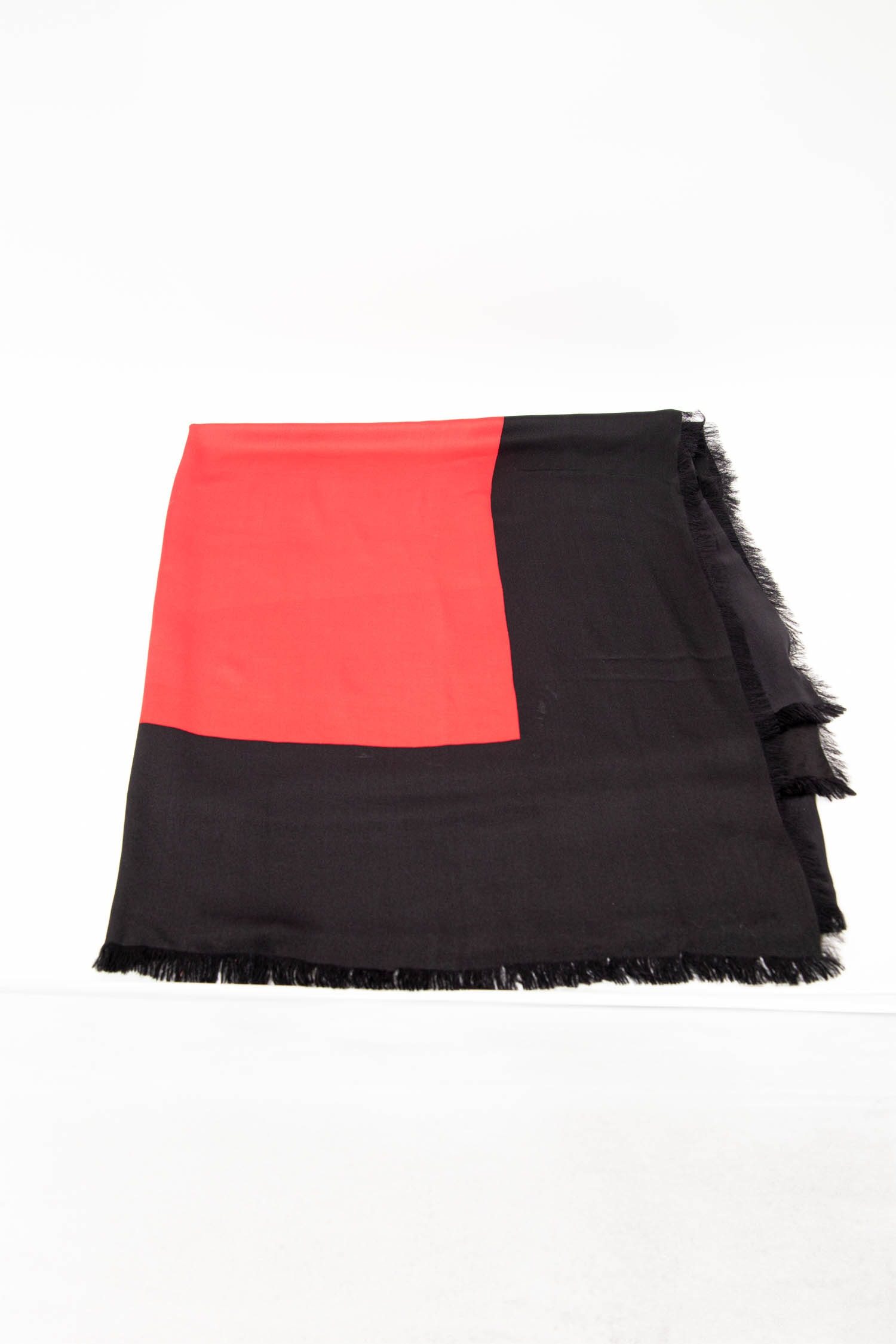 Thumbnail of http://Saint%20Laurent%20Vintage%20Tuch%20in%20Schwarz%20und%20Rot
