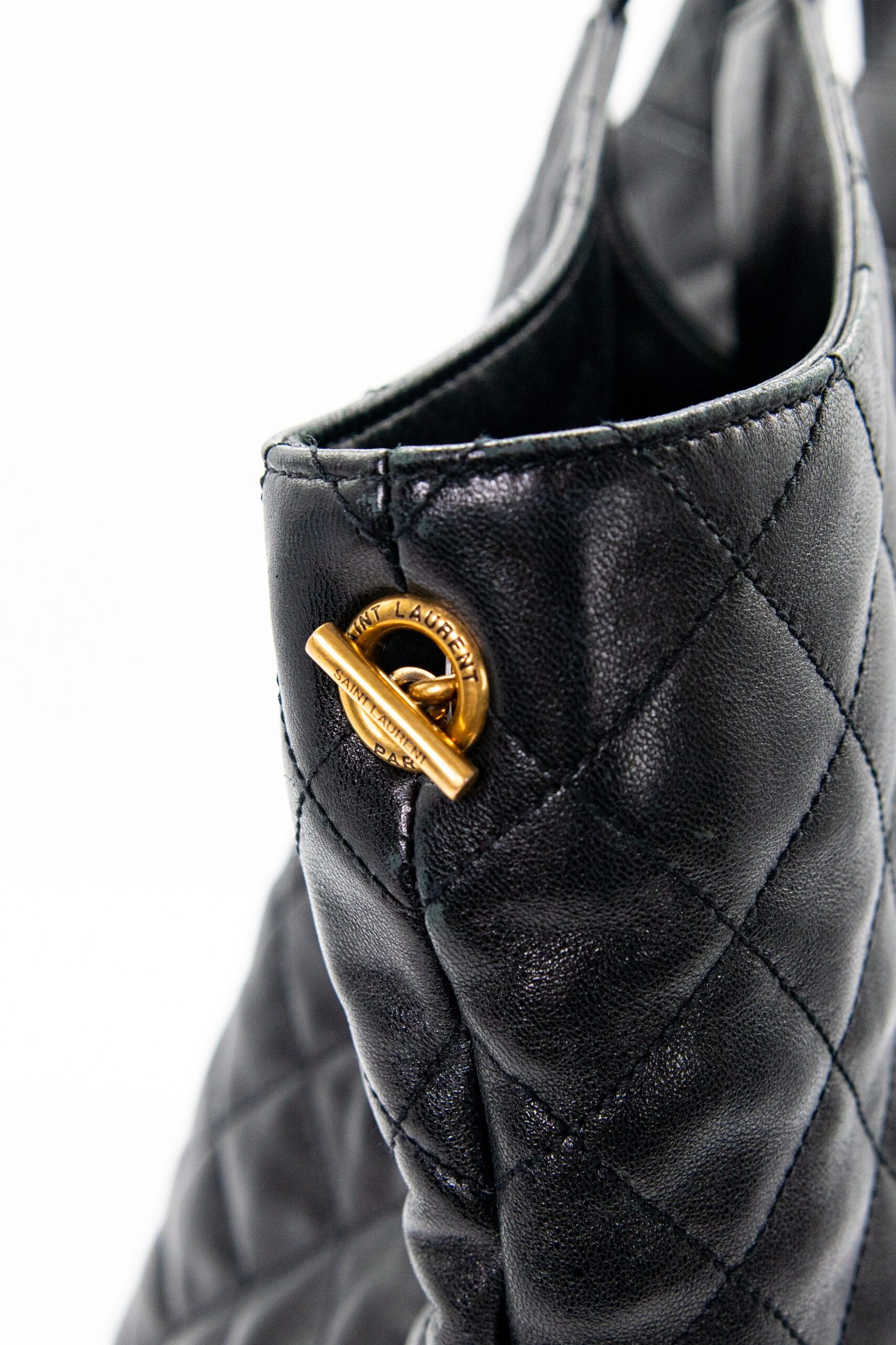 Thumbnail of http://Saint%20Laurent%20Icare%20Maxi%20Shopper%20in%20Schwarz%20und%20Gold