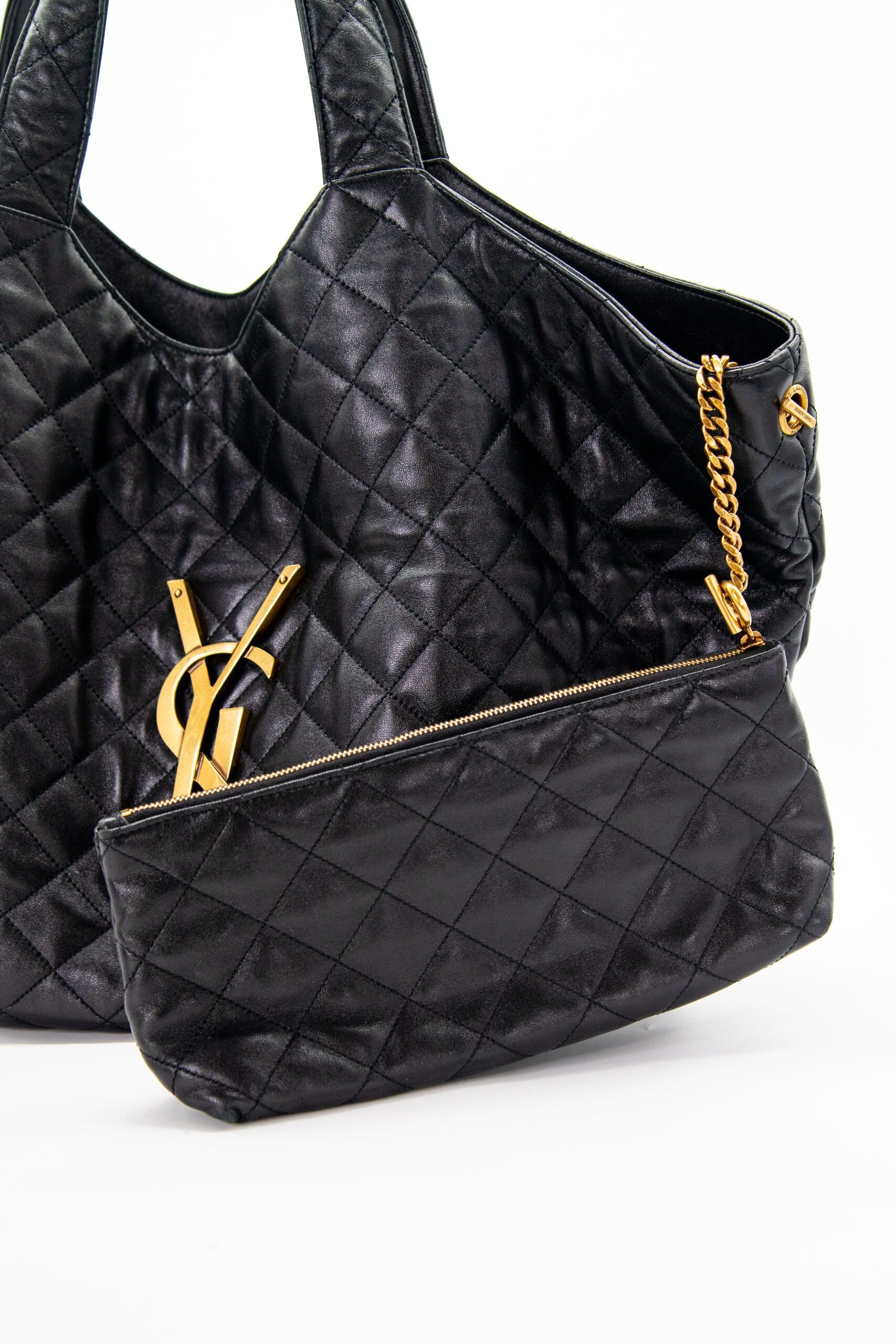 Thumbnail of http://Saint%20Laurent%20Icare%20Maxi%20Shopper%20in%20Schwarz%20und%20Gold