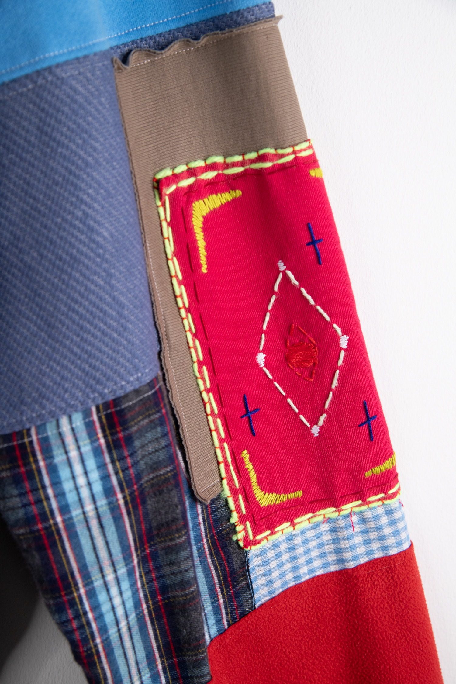 Thumbnail of http://Murmaid%20Paris%20Patchwork%20Sweatshirt%20in%20Dunkelblau%20und%20Bunt