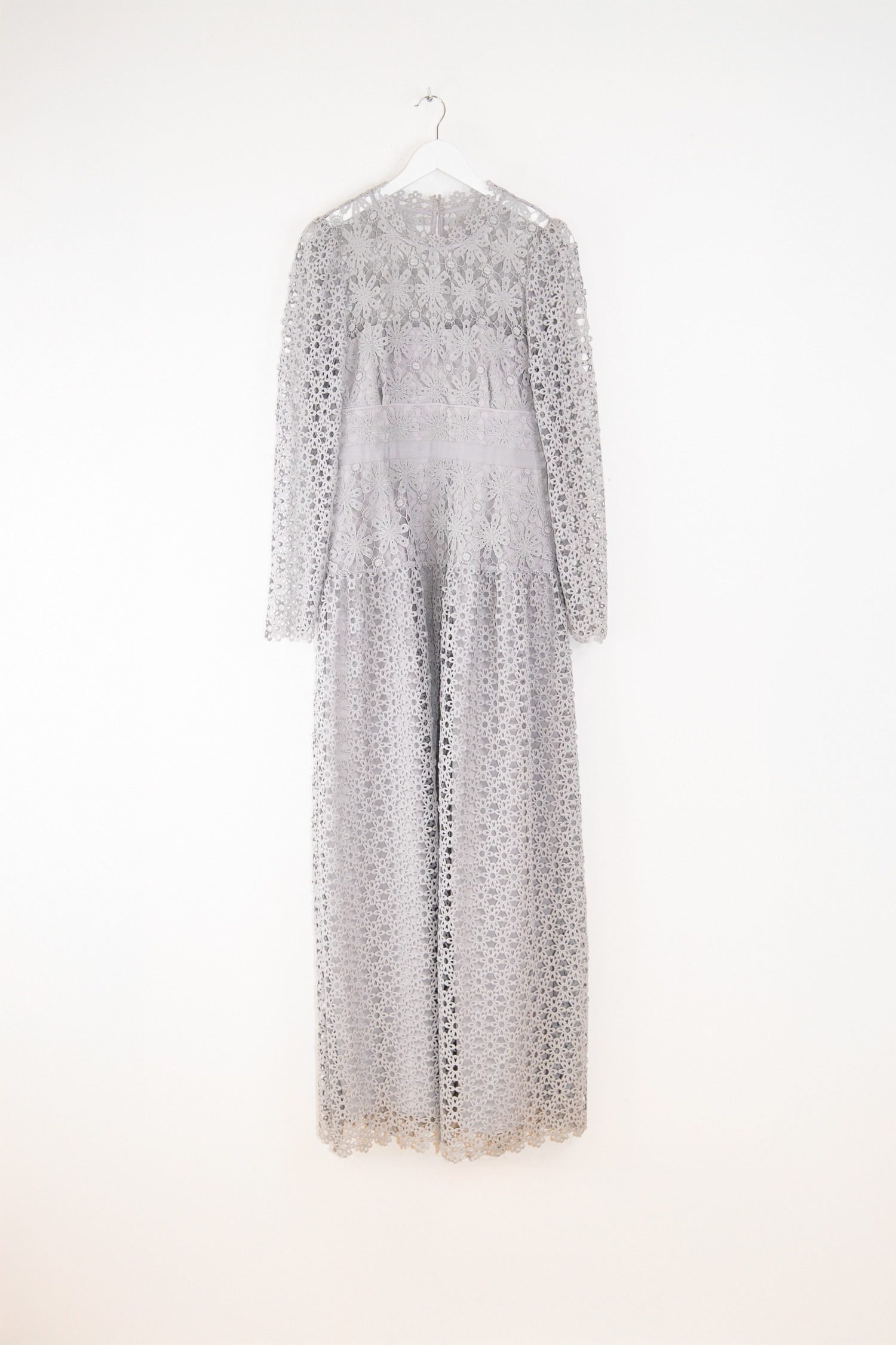 Thumbnail of http://Self-Portrait%20Geo%20Guipure%20Maxikleid%20aus%20Spitze%20in%20Grau