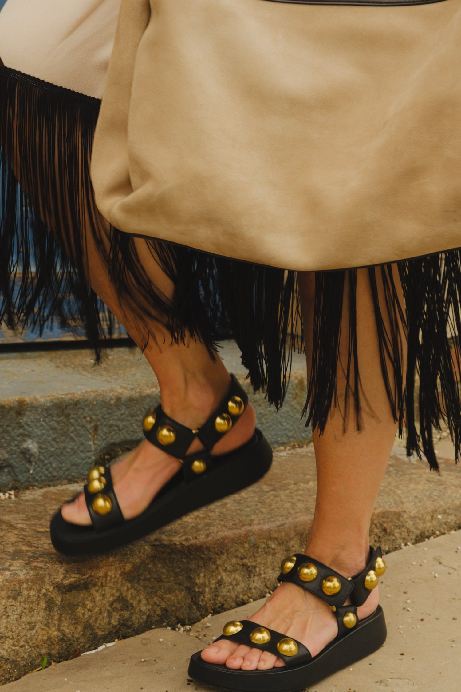 Thumbnail of http://ASH%20Plateausandalen%20mit%20goldenen%20Nieten%20in%20Schwarz