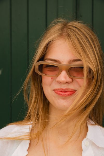 Karen Wazen "Hazel" Sonnenbrille in Sand