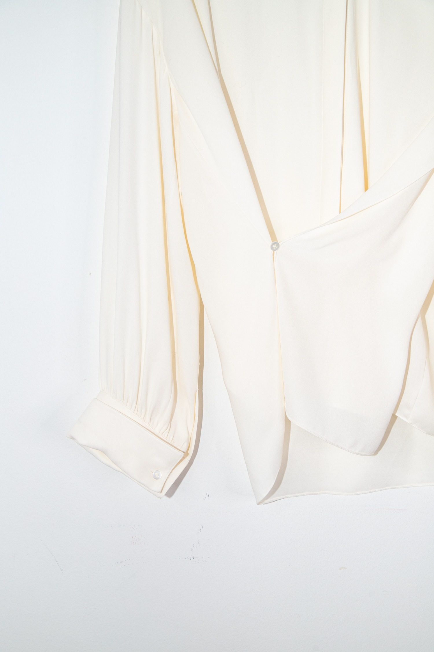 Thumbnail of http://The%20Row%20Darnelle%20Seidenbluse%20in%20Ecru