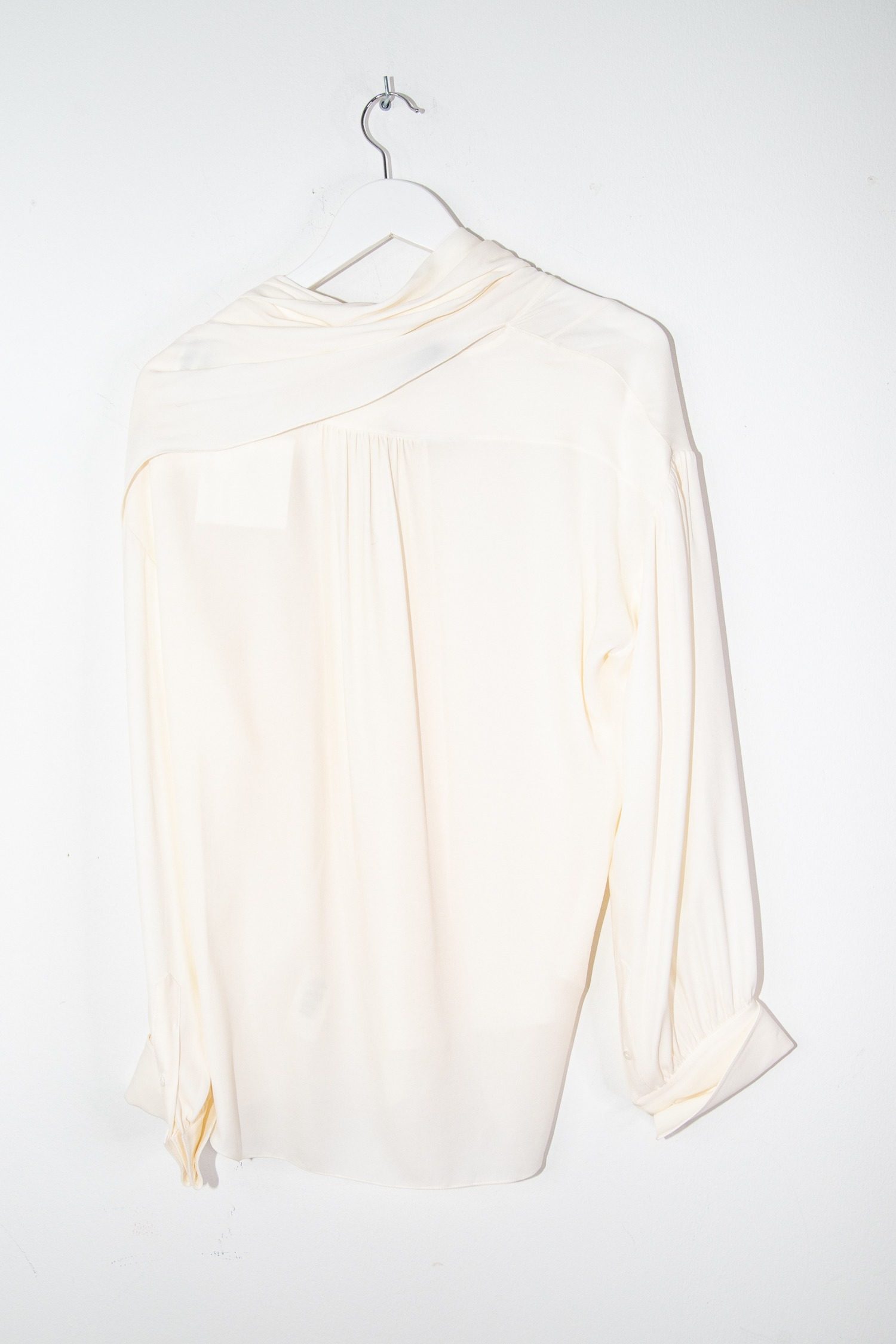 Thumbnail of http://The%20Row%20Darnelle%20Seidenbluse%20in%20Ecru