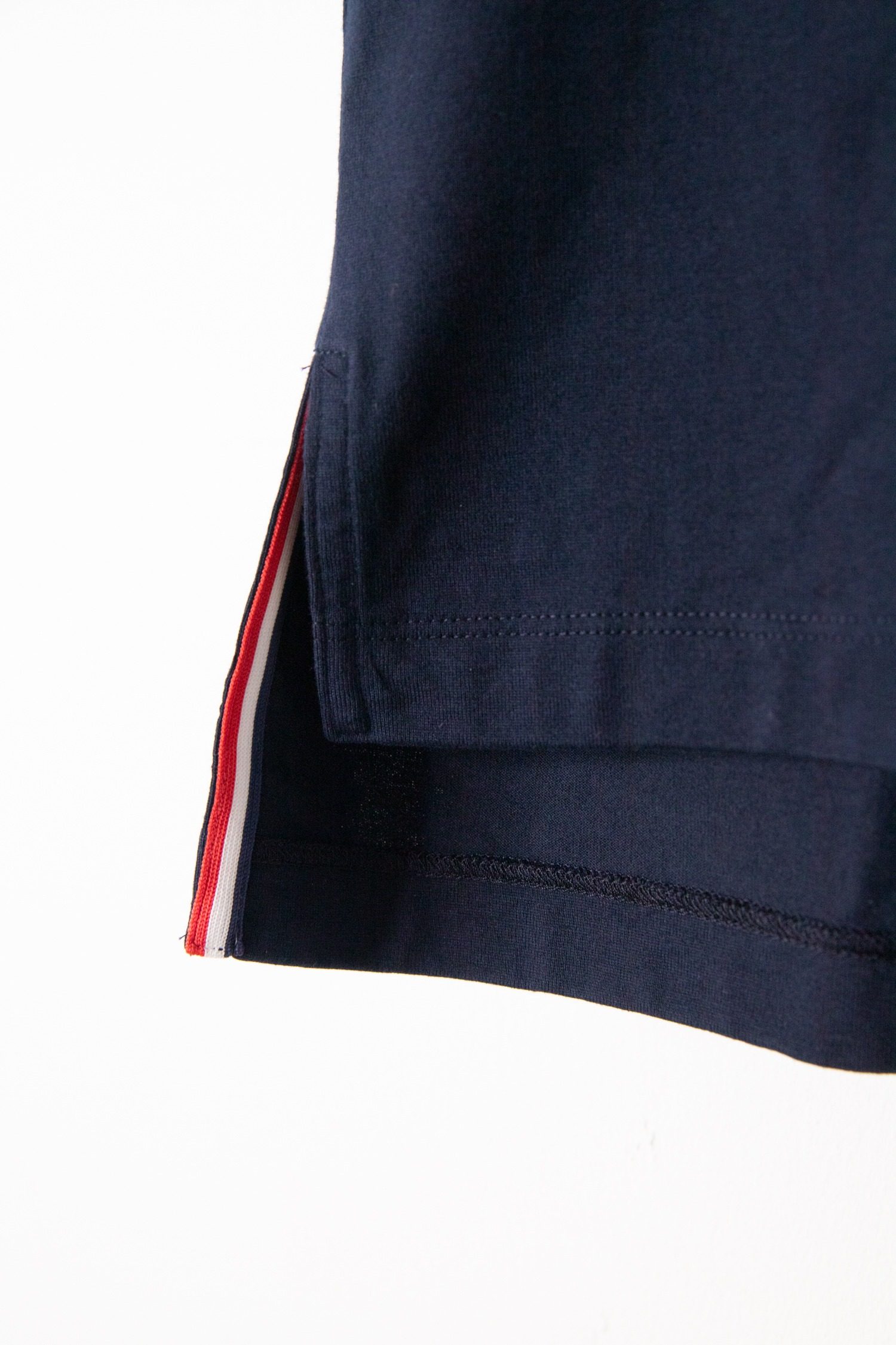 Thumbnail of http://Thom%20Browne%20T-Shirt%20in%20Dunkelblau