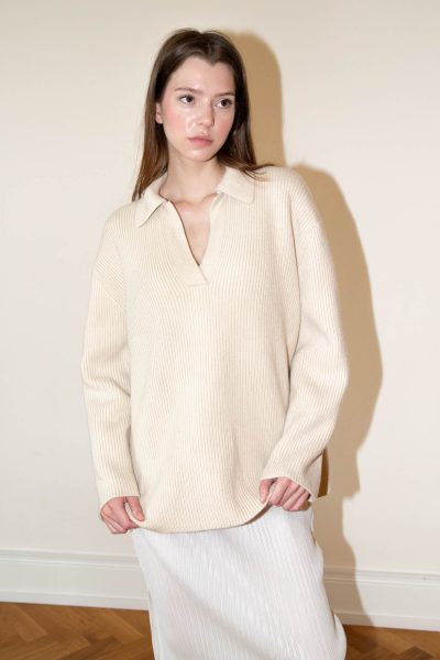 Toteme "Ripped Polo Knit" Pullover in Hellbeige