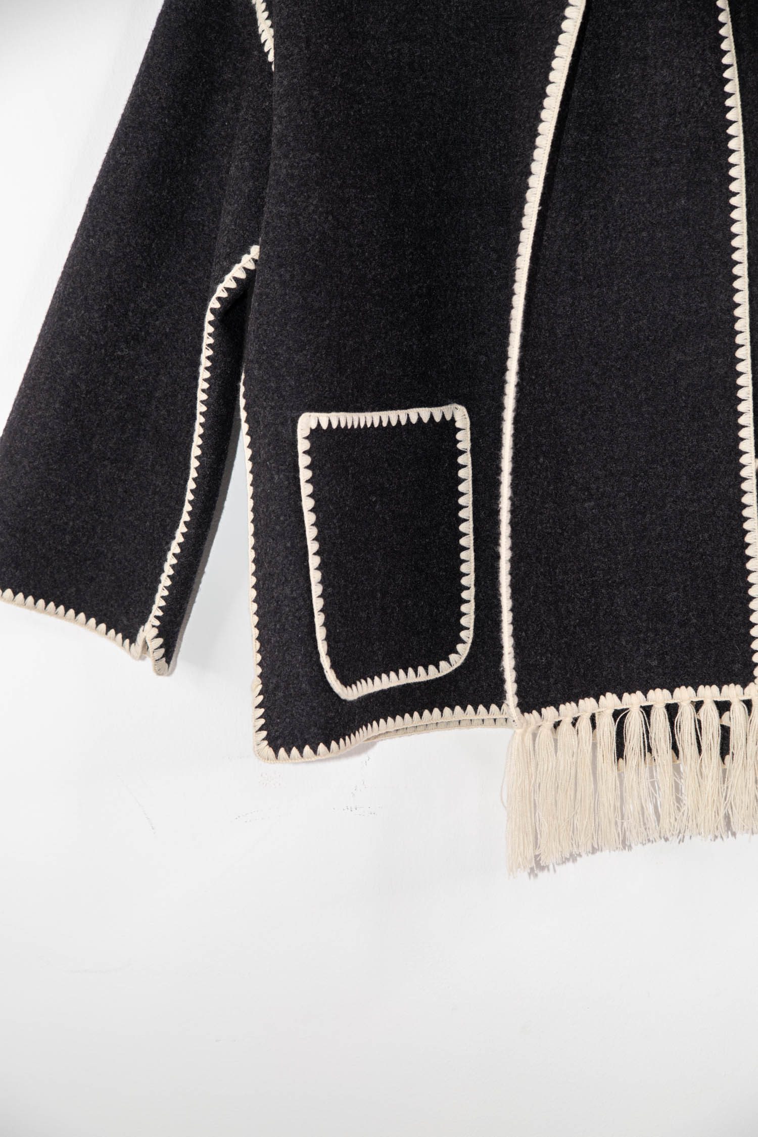 Thumbnail of http://Toteme%20bestickte%20Schaljacke%20in%20Dunkelgrau