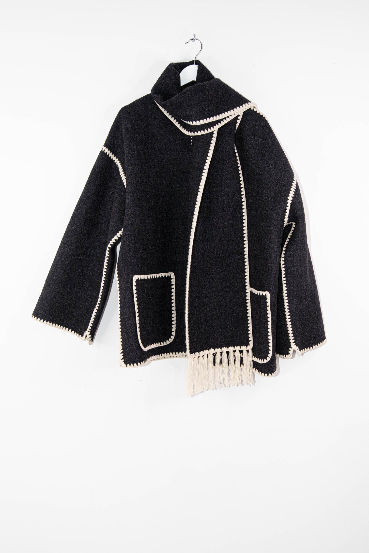 Thumbnail of http://Toteme%20bestickte%20Schaljacke%20in%20Dunkelgrau
