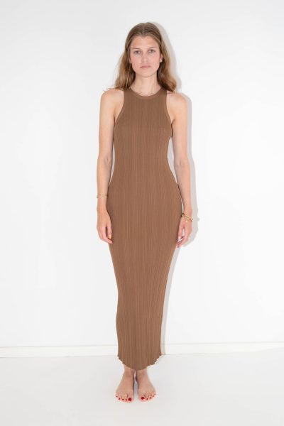 Toteme Midikleid aus Rippstrick in Braun