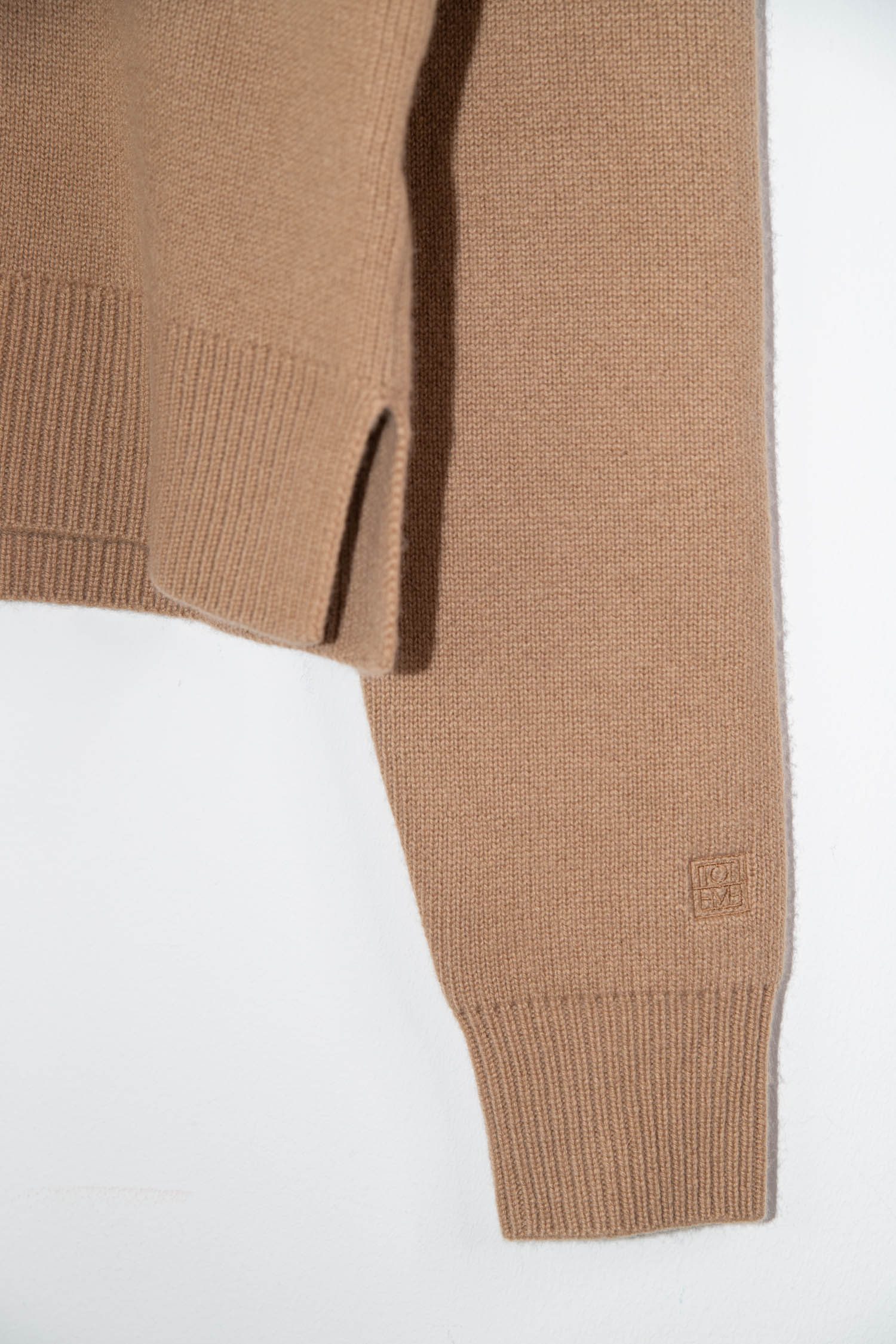 Thumbnail of http://Toteme%20dicker%20Feinstrickpullover%20in%20Camel
