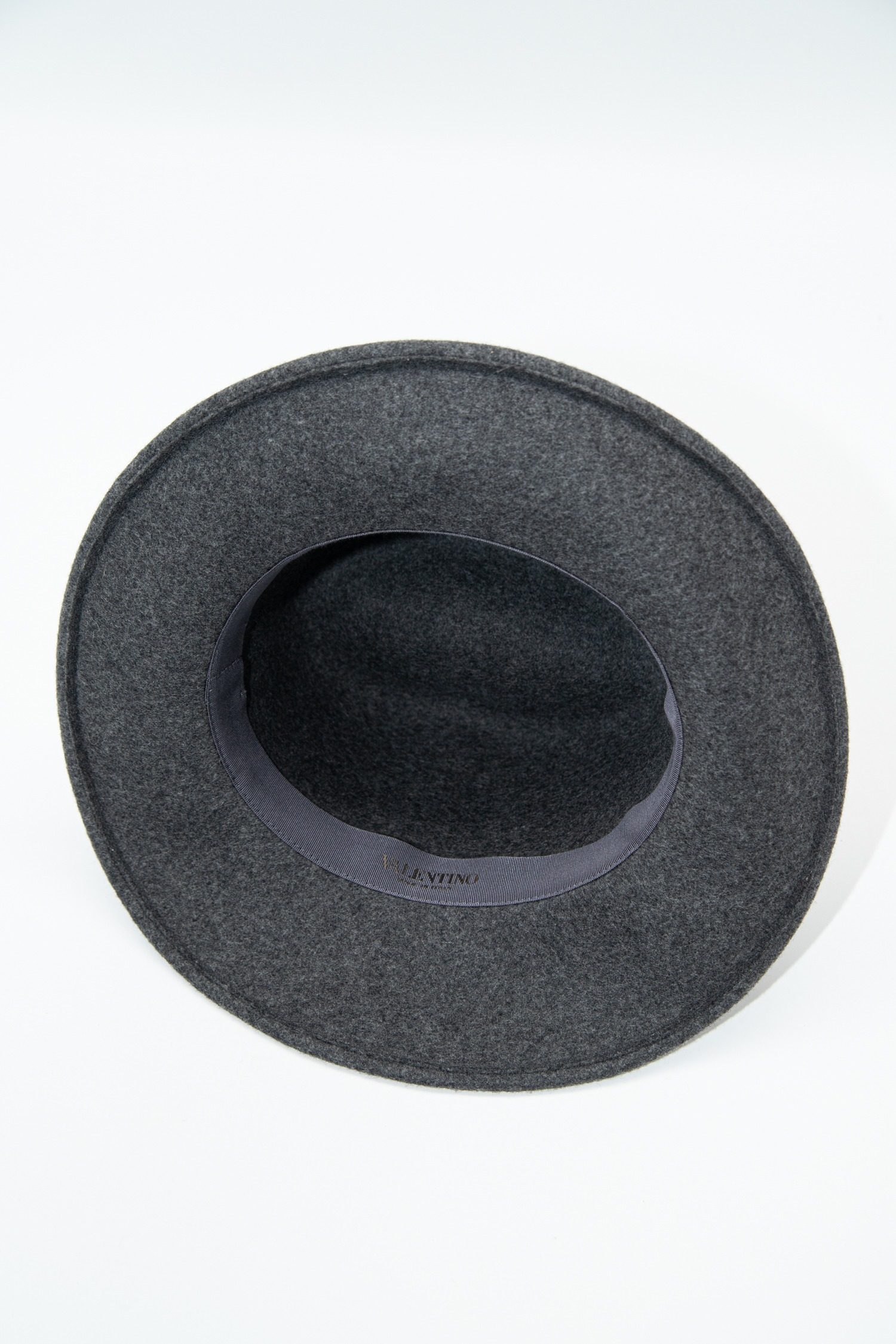 Thumbnail of http://Valentino%20Fedora-Hut%20mit%20Logodetail%20in%20Dunkelgrau