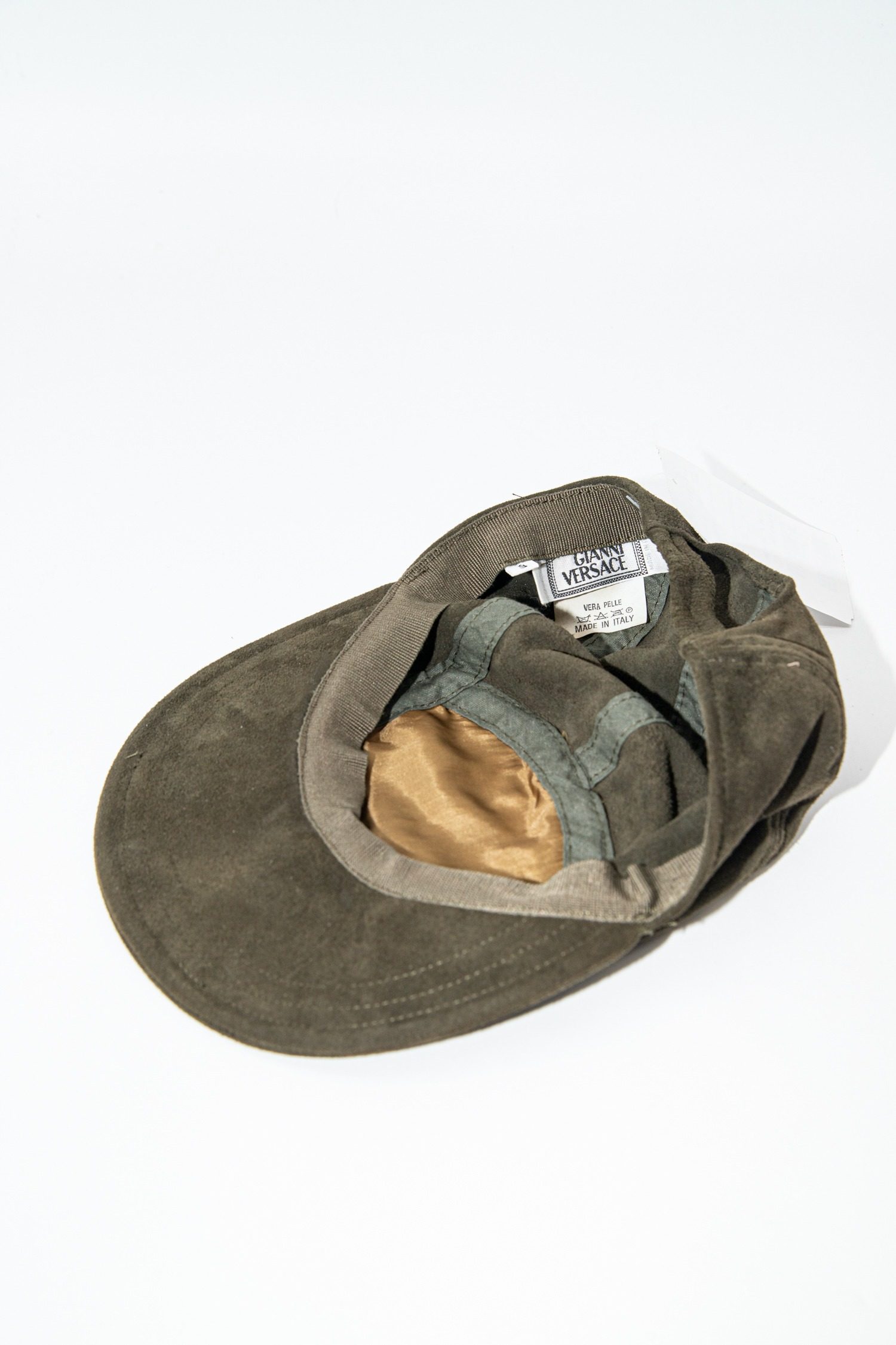 Thumbnail of http://Gianni%20Versace%20Vintage%20Cap%20aus%20Veloursleder%20in%20Oliv