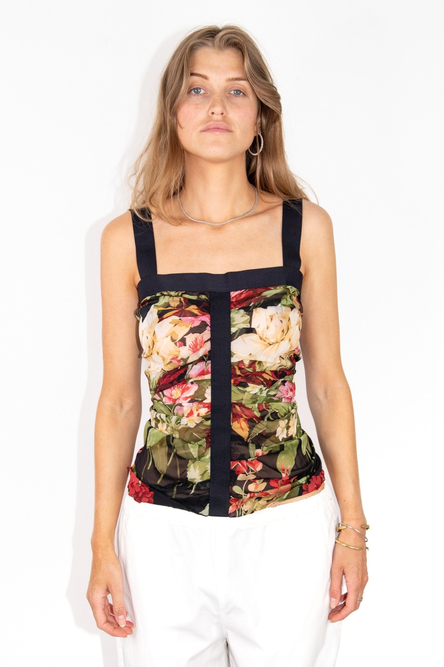 Thumbnail of http://Dolce%20&%20Gabbana%20Top%20mit%20Blumenprint%20in%20Schwarz%20und%20Bunt
