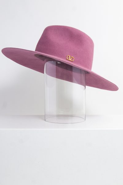 Valentino Hut mit goldener V-Logo-Applikation und breiter Krempe