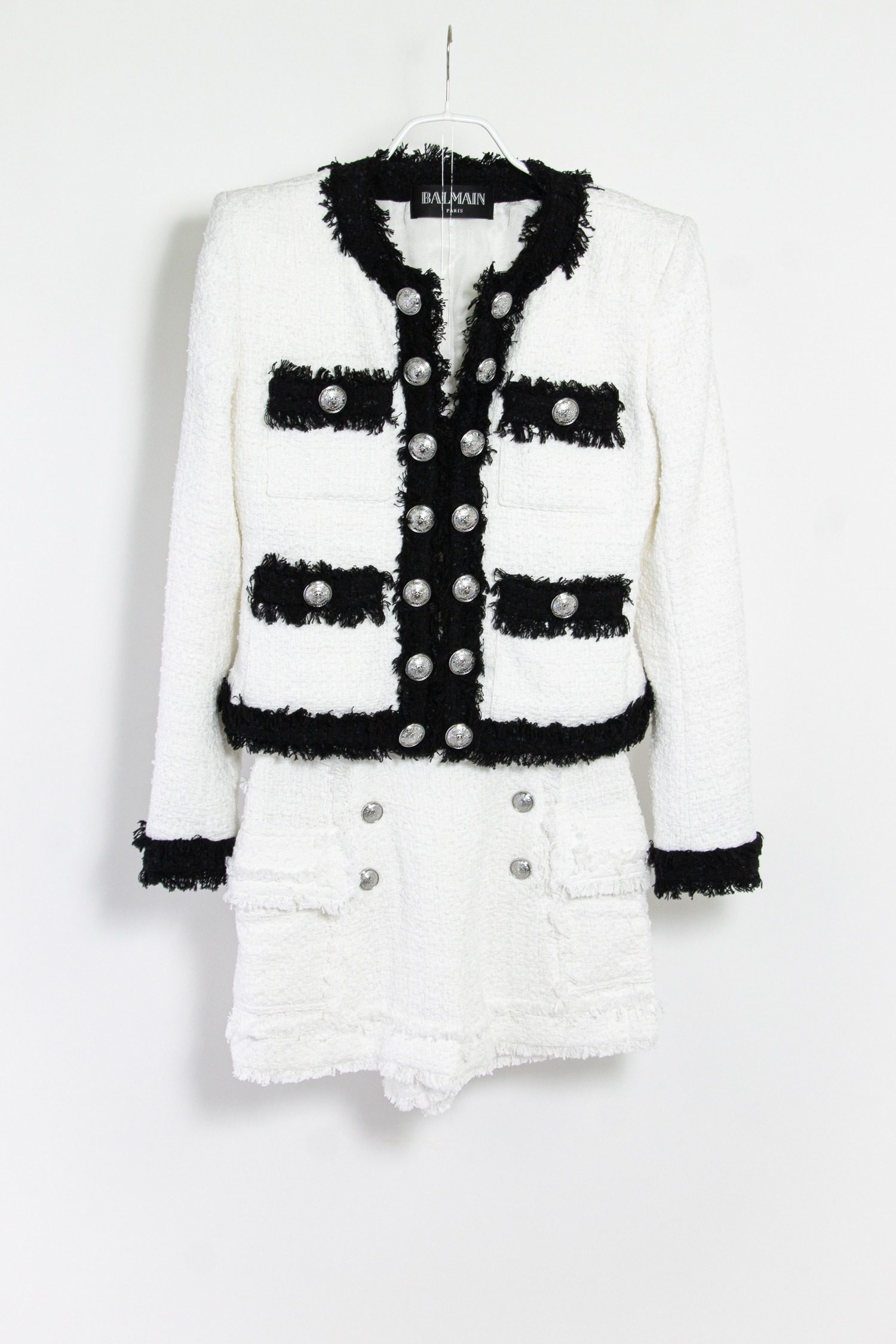 Thumbnail of http://Balmain%20weißes%20Bouclé-Kostüm%20mit%20schwarzen%20Details
