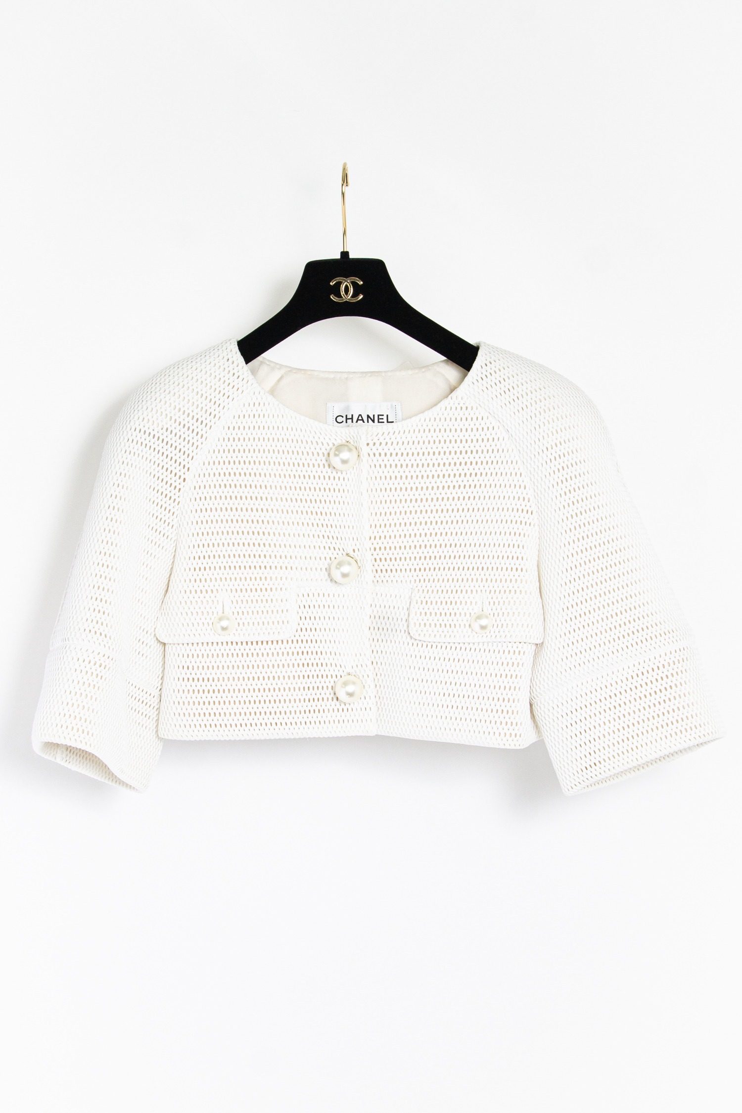 Thumbnail of http://Chanel%20kurze%20Jacke%20mit%20Perlenknöpfen%20in%20weiß