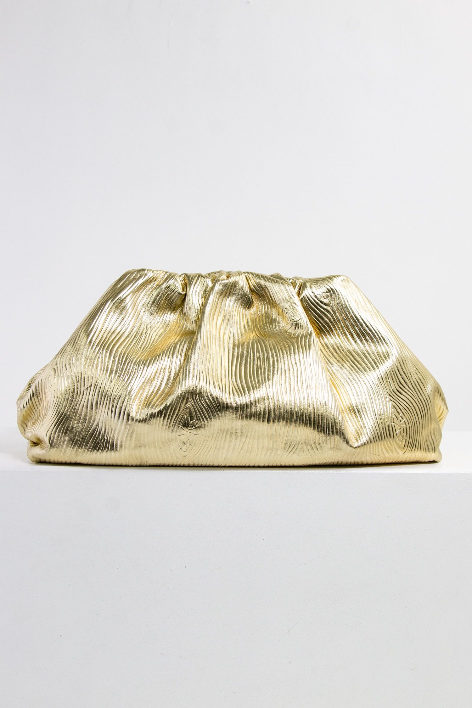 Bottega Veneta “Pouch” Clutch in gold mit geprägter Holz-Struktur