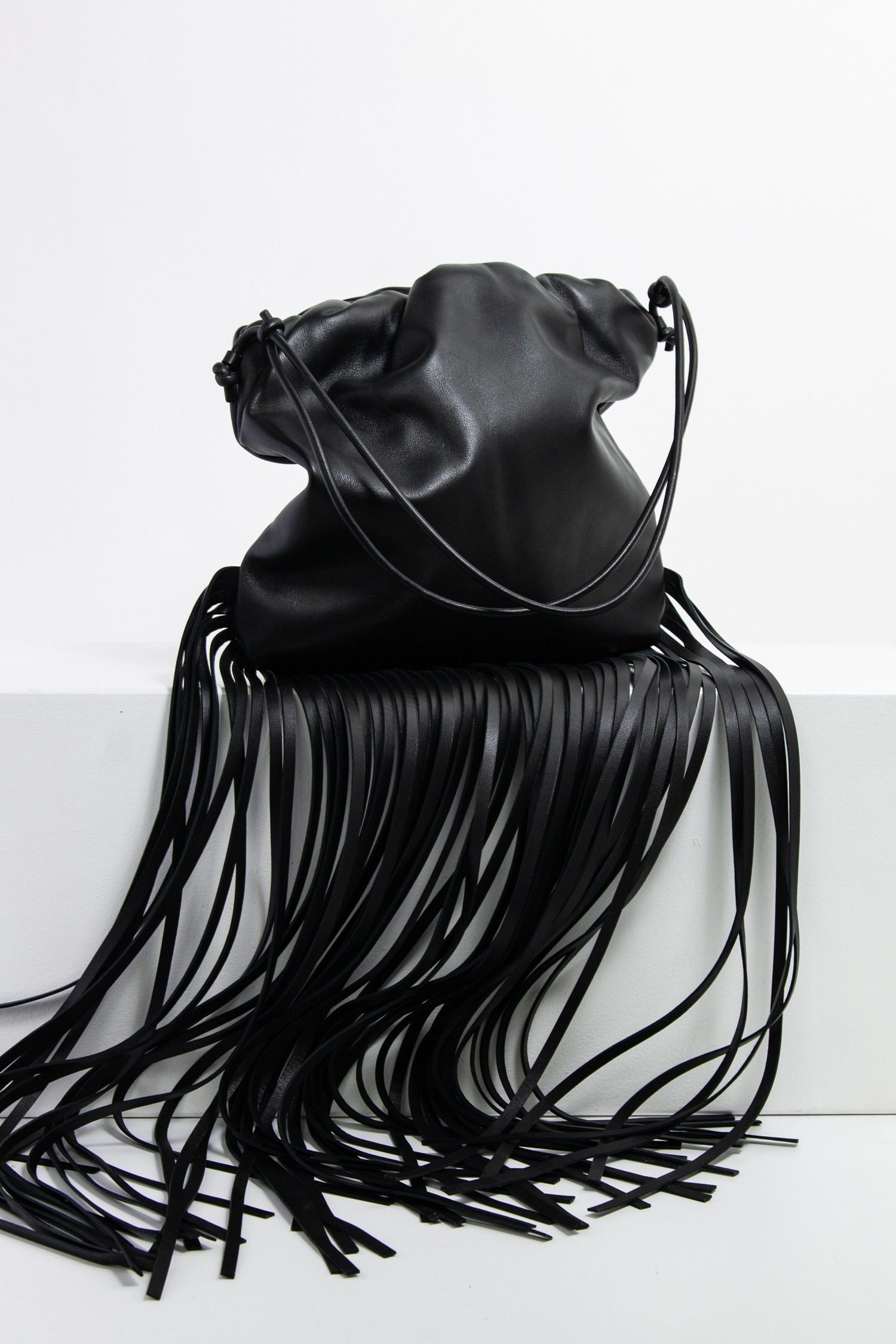 Thumbnail of http://Bottega%20Veneta%20Umhängetasche%20The%20Fringe%20Pouch%20in%20Schwarz