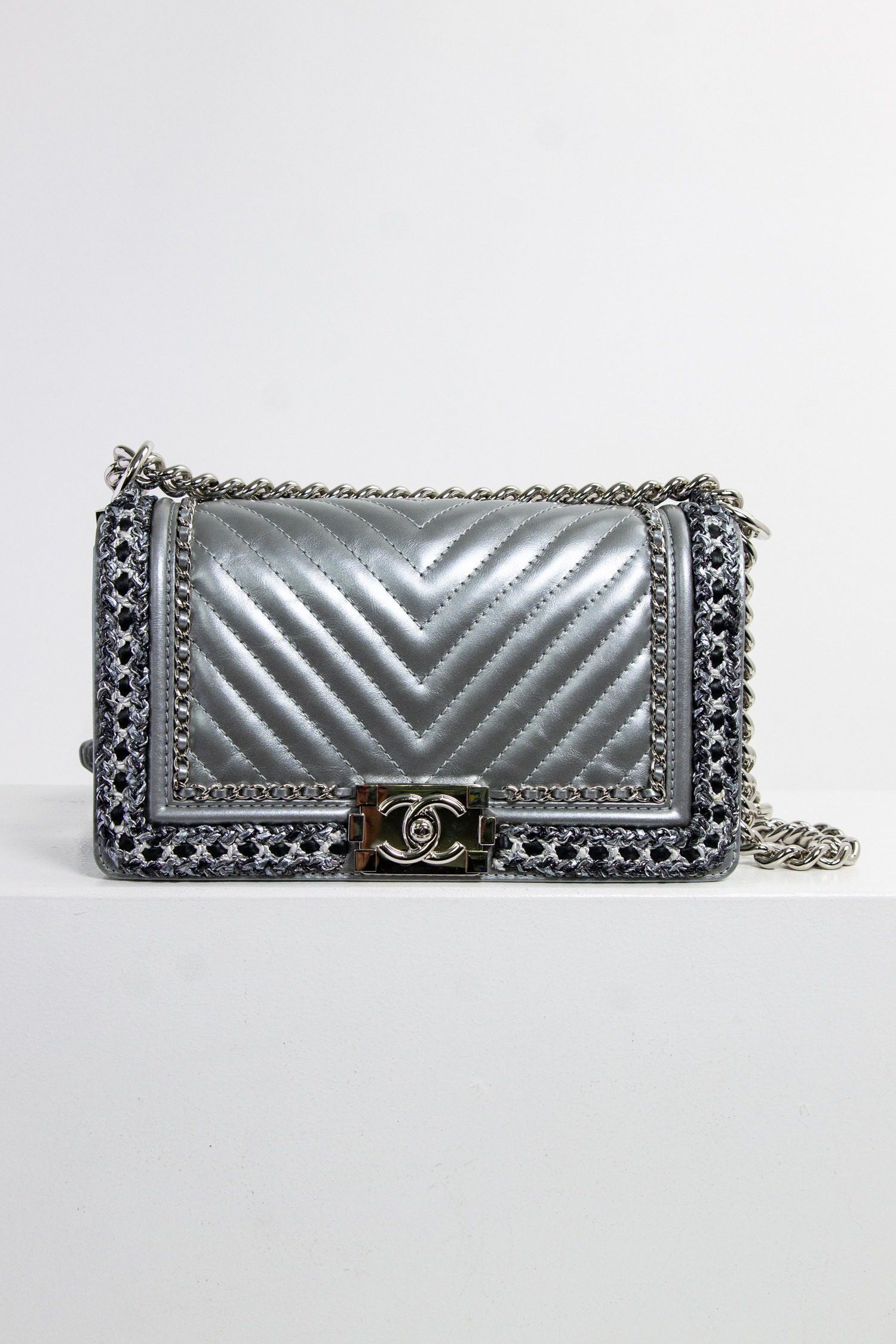 Thumbnail of http://Chanel%20Boy%20Handtasche%20in%20silber