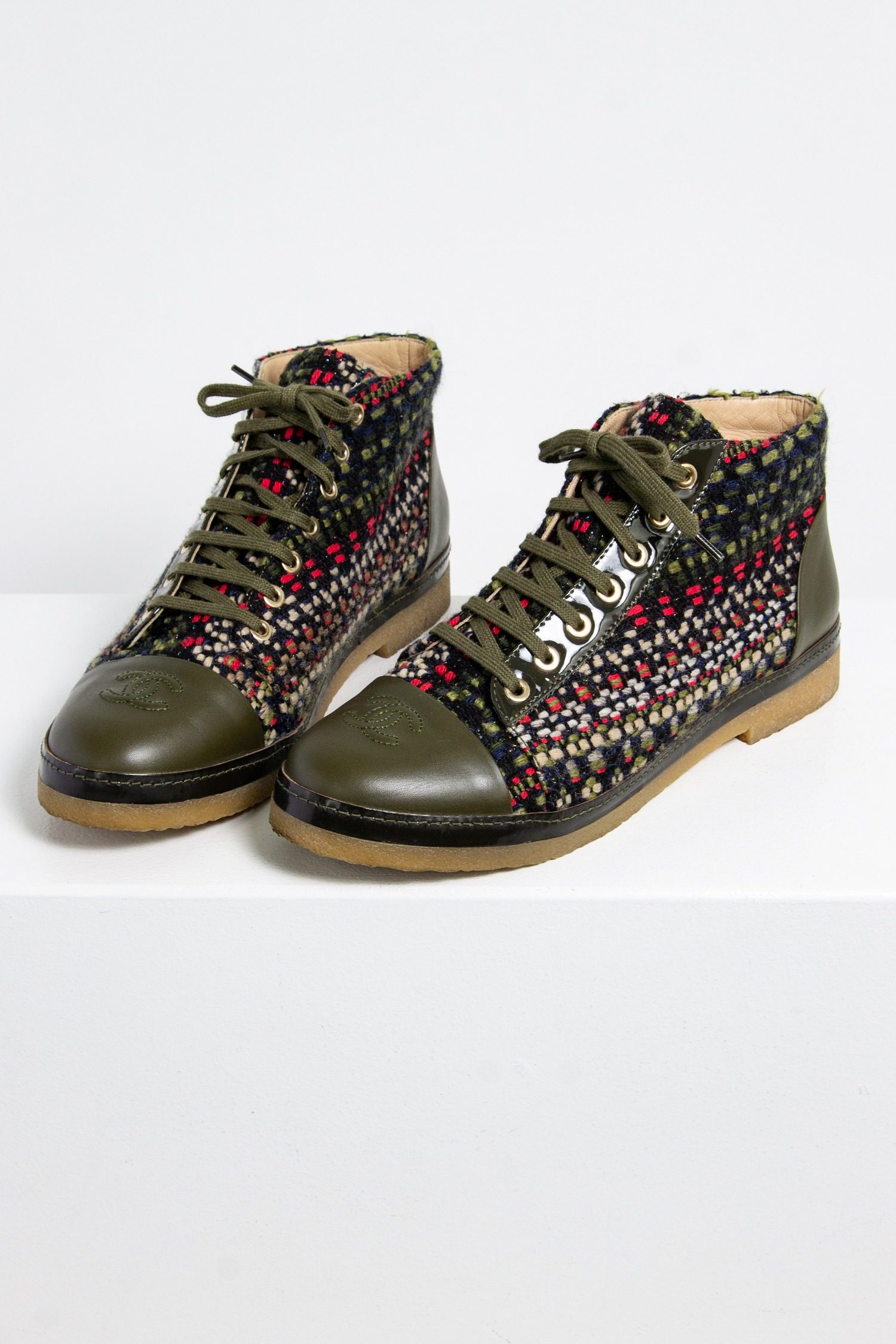 Thumbnail of http://Chanel%20Schnürschuhe%20mit%20Bouclé%20und%20aufgestepptem%20CC%20auf%20der%20Kappe