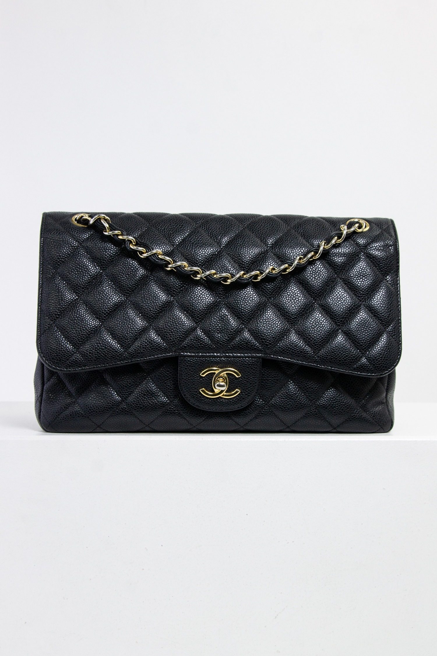 Chanel Large "Classic Flap-Bag" in schwarz mit goldener Hardware