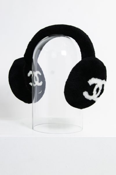 Chanel Shearling-Ohrenwärmer in schwarz