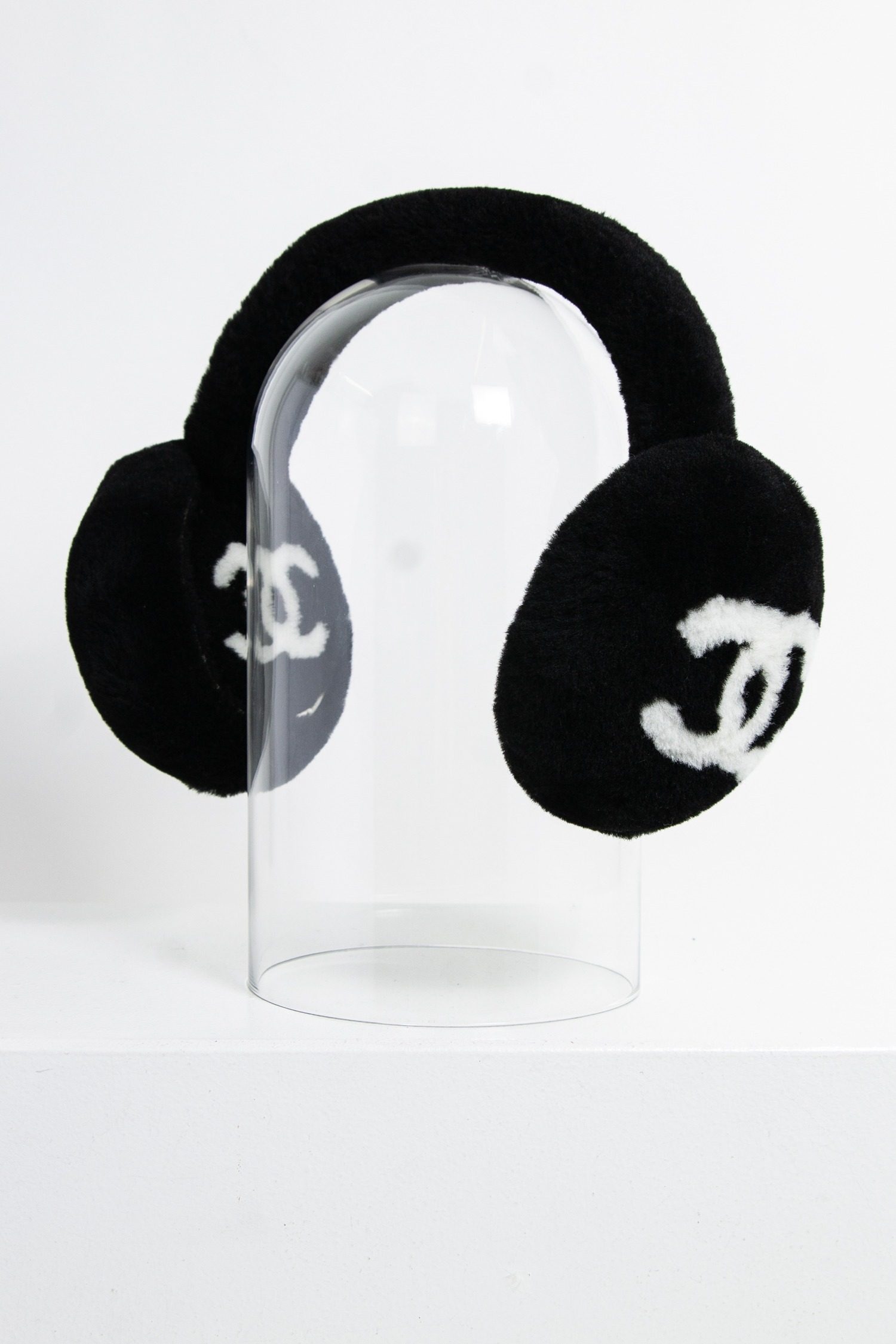 Thumbnail of http://Chanel%20Shearling-Ohrenwärmer%20in%20schwarz
