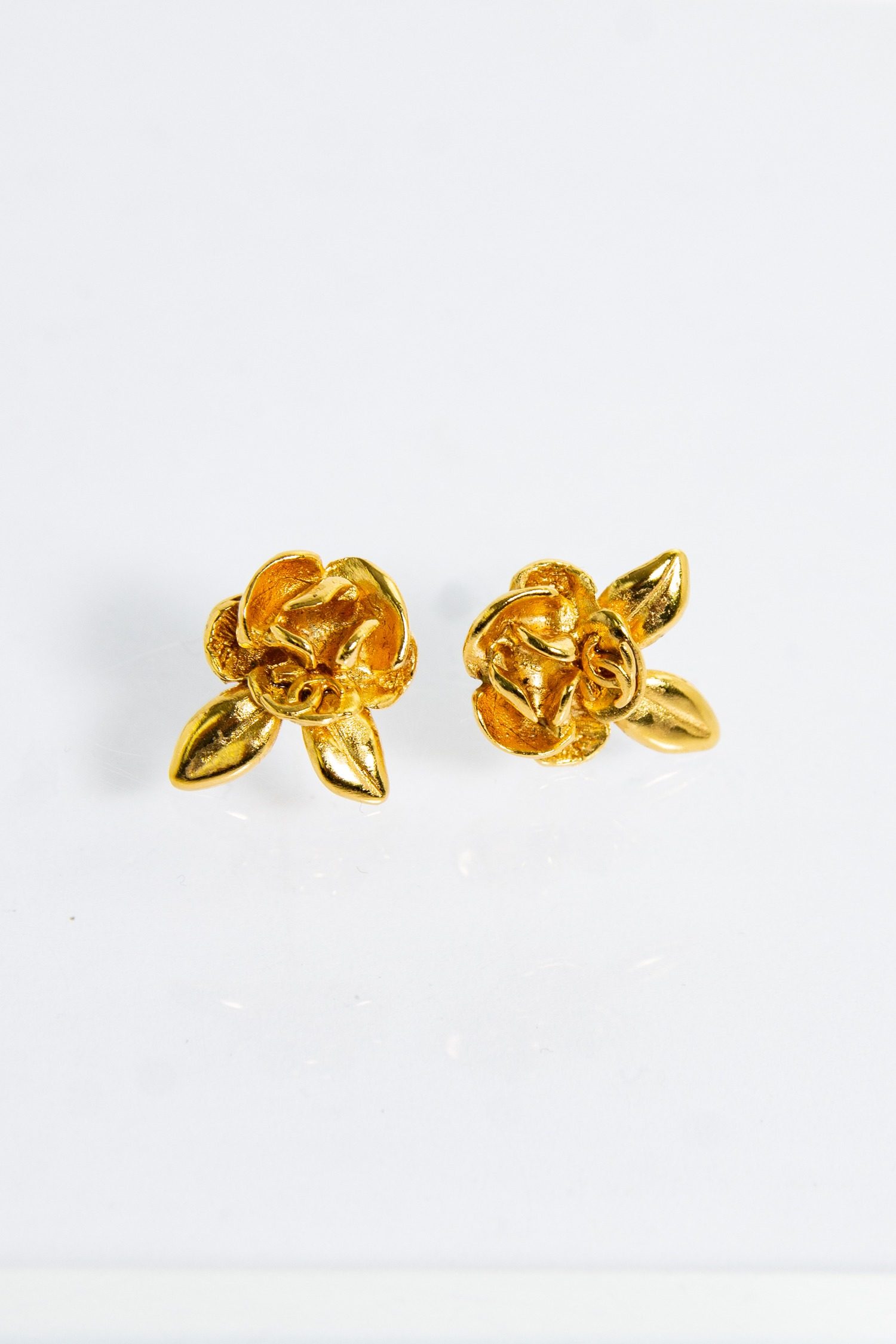 Thumbnail of http://Chanel%20Ohrstecker%20Rosenblüte%20mit%20Blättern