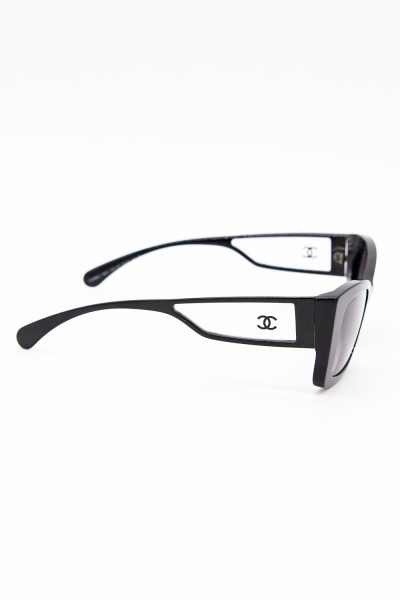 Chanel Sonnenbrille mit transparentem Bügel-Detail in Schwarz