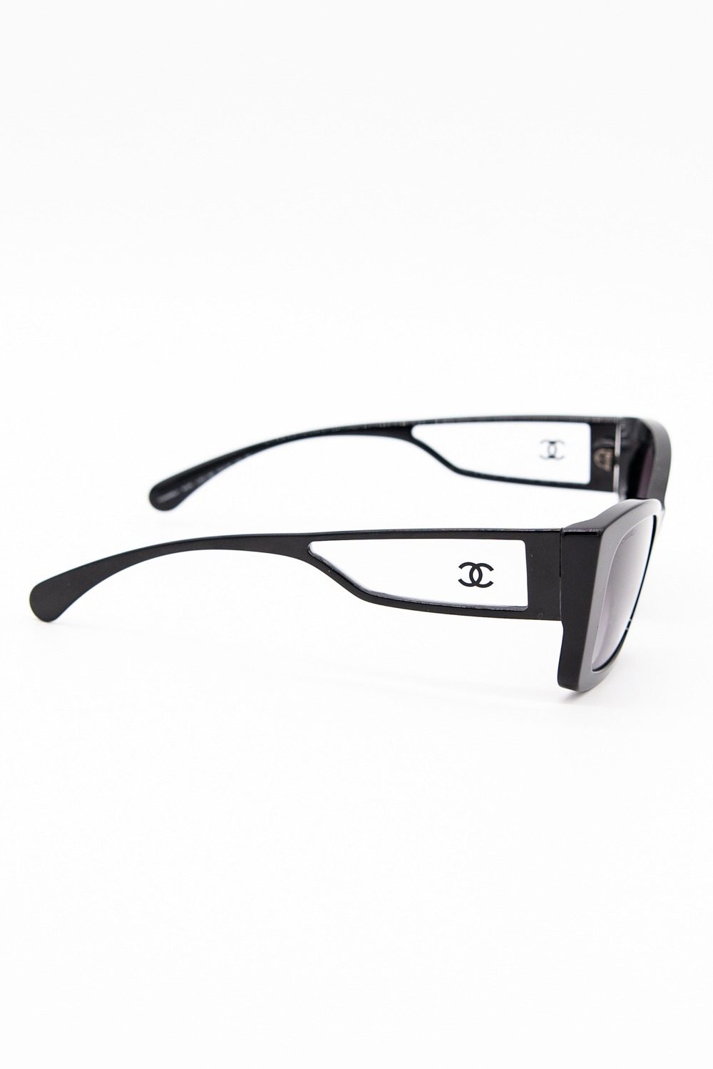 Thumbnail of http://Chanel%20Sonnenbrille%20mit%20transparentem%20Bügel-Detail%20in%20Schwarz