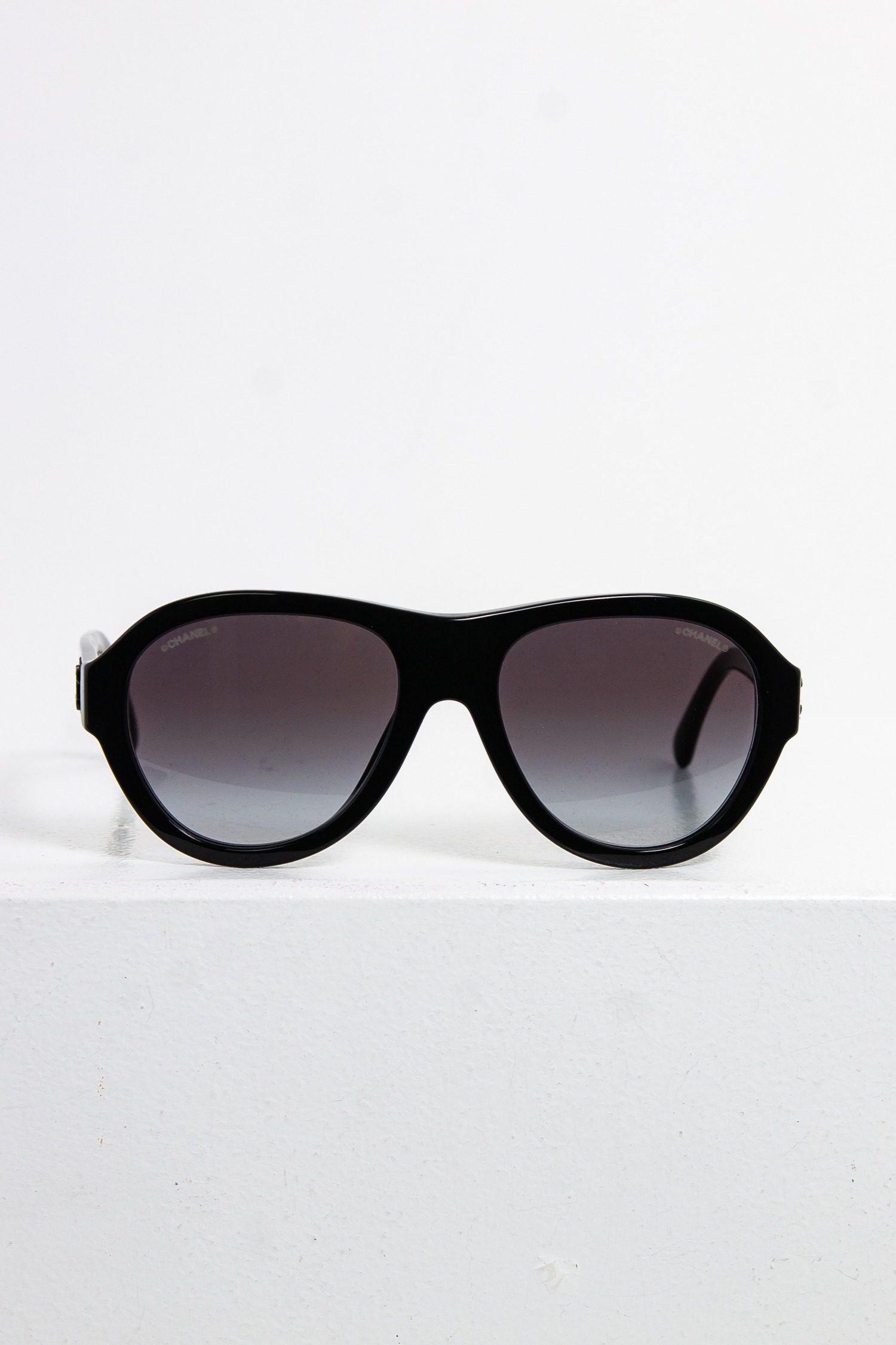 Thumbnail of http://Chanel%20Pilotensonnenbrille%20in%20schwarz