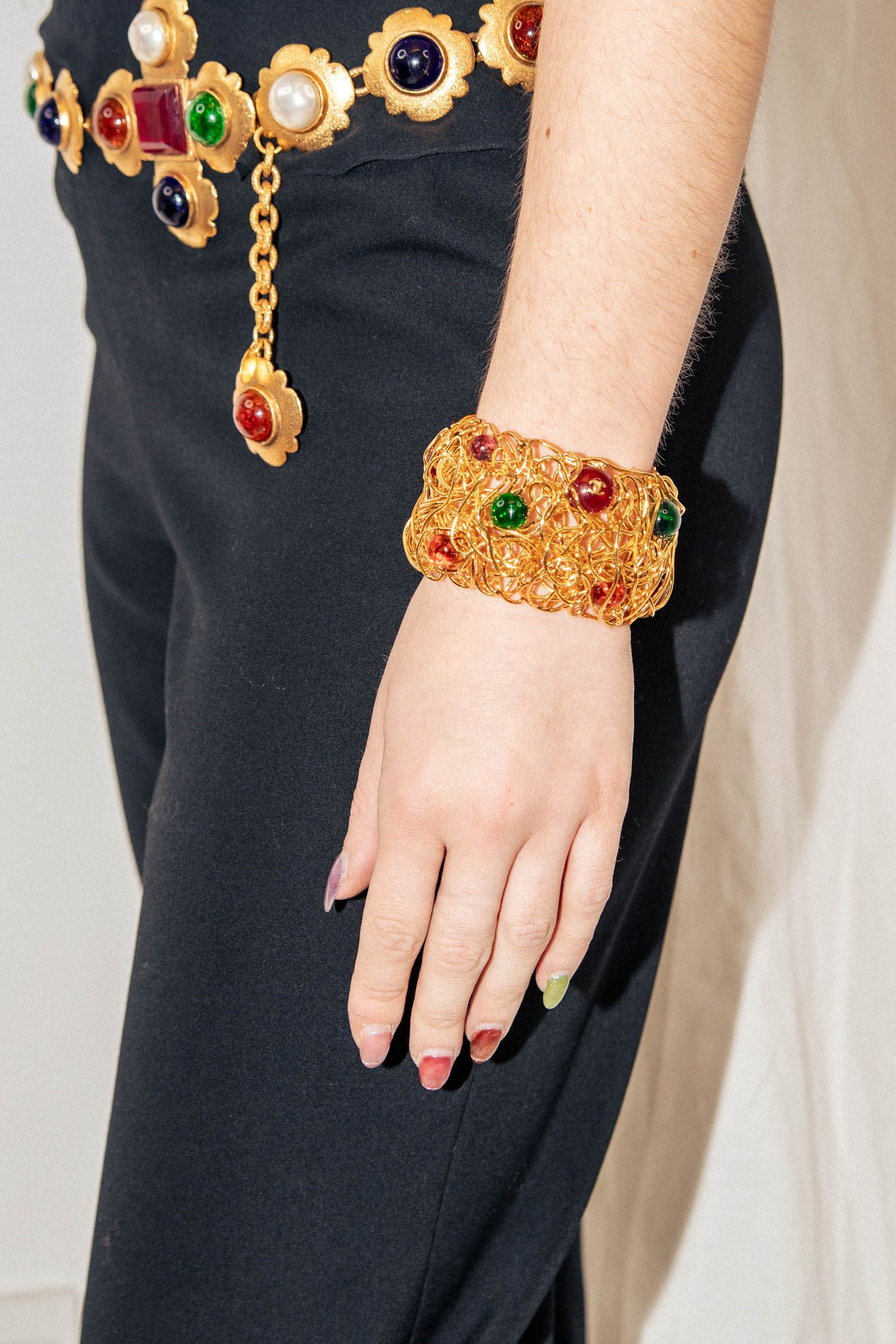 Chanel Armreif mit bunten Glasperlen in Gold