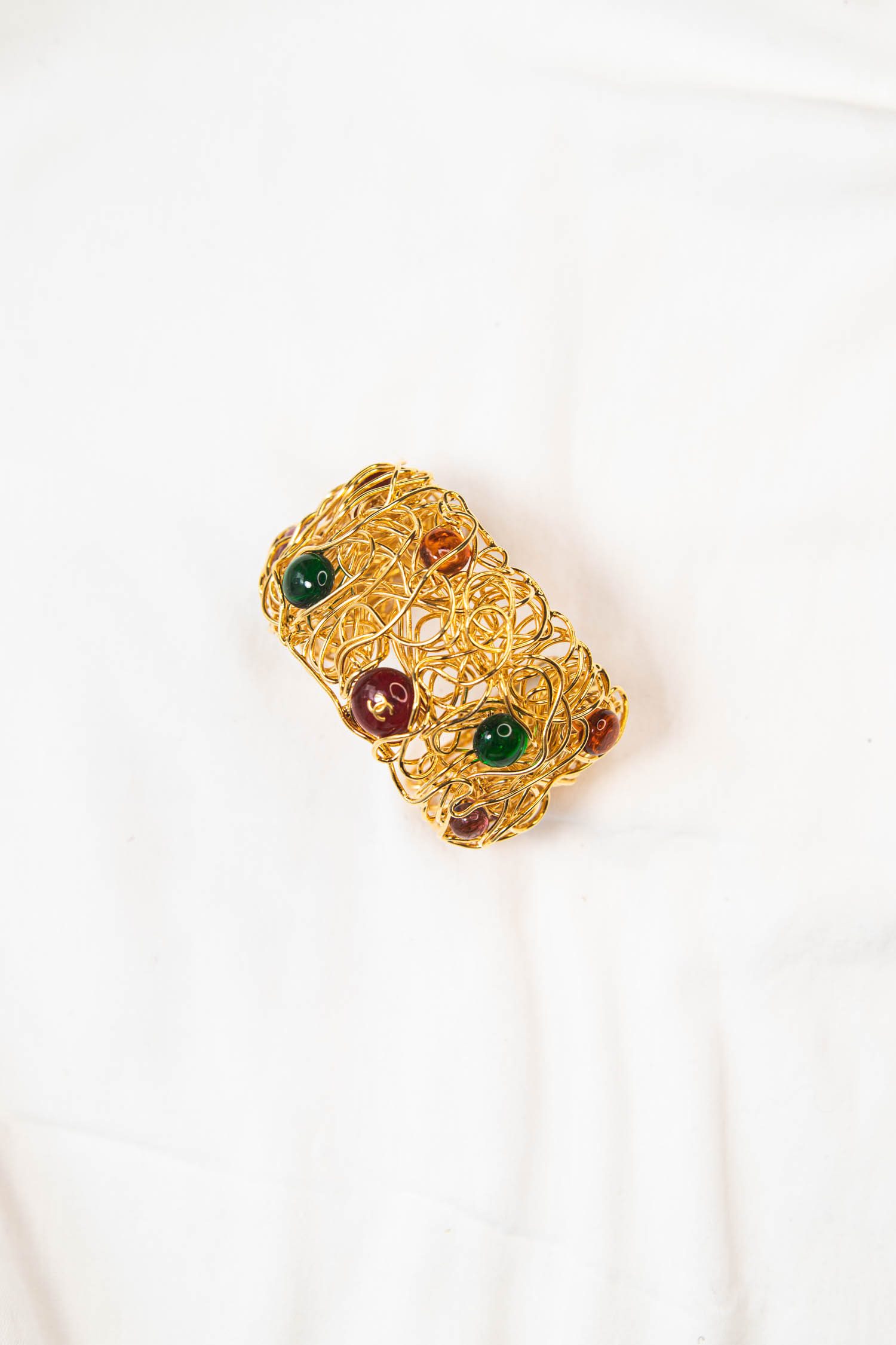 Chanel Armreif mit bunten Glasperlen in Gold