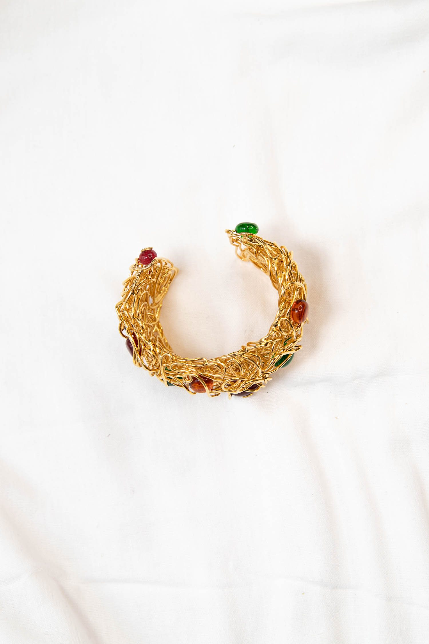 Chanel Armreif mit bunten Glasperlen in Gold