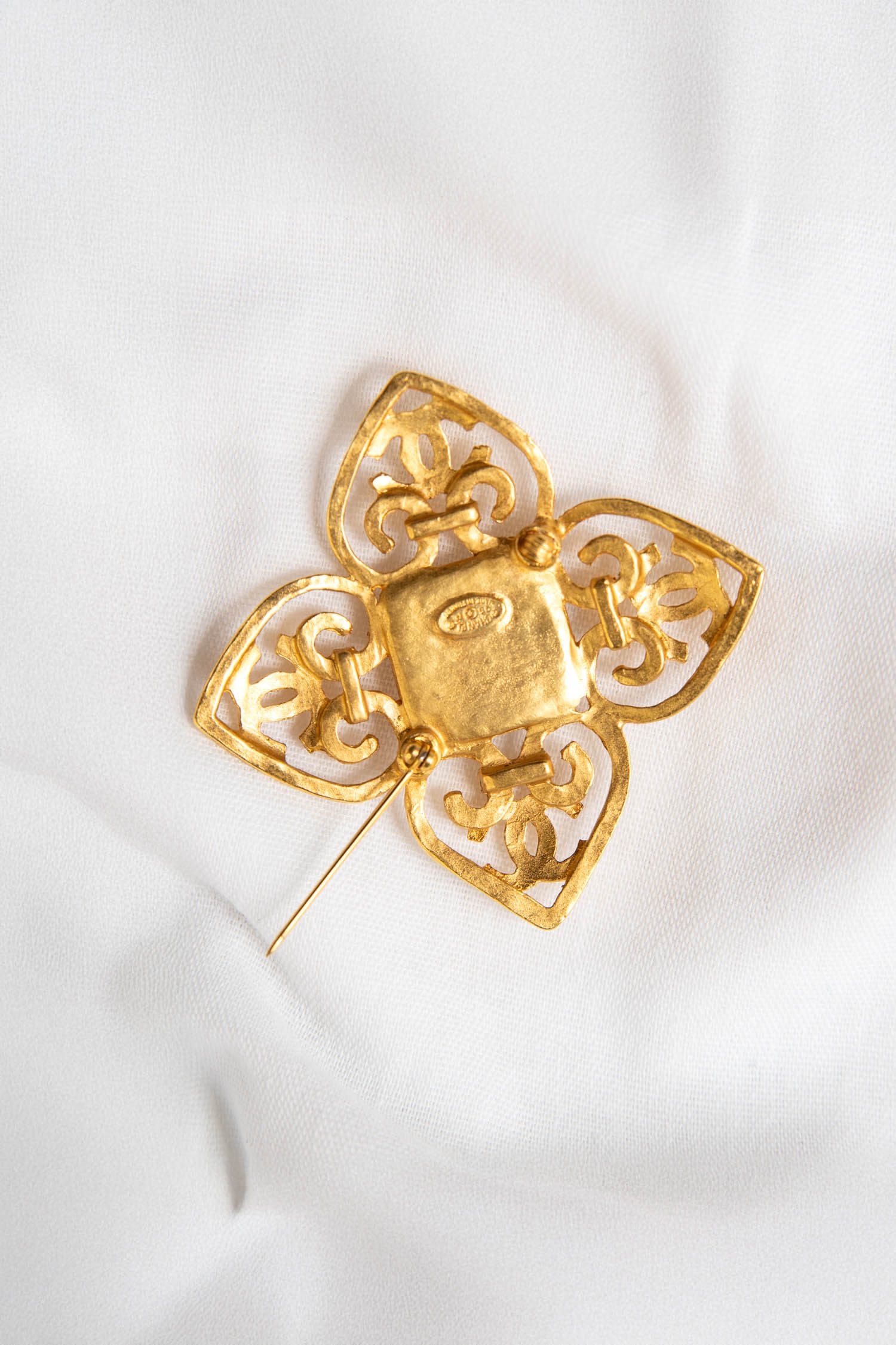 Chanel 1996 Vintage Brosche in Gold und weiß