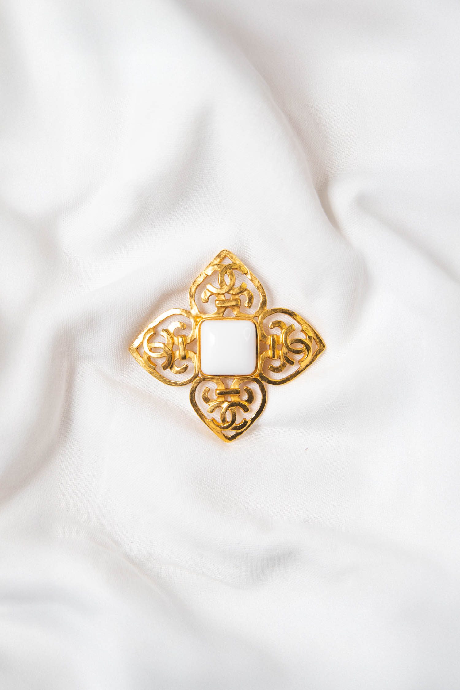 Chanel 1996 Vintage Brosche in Gold und weiß