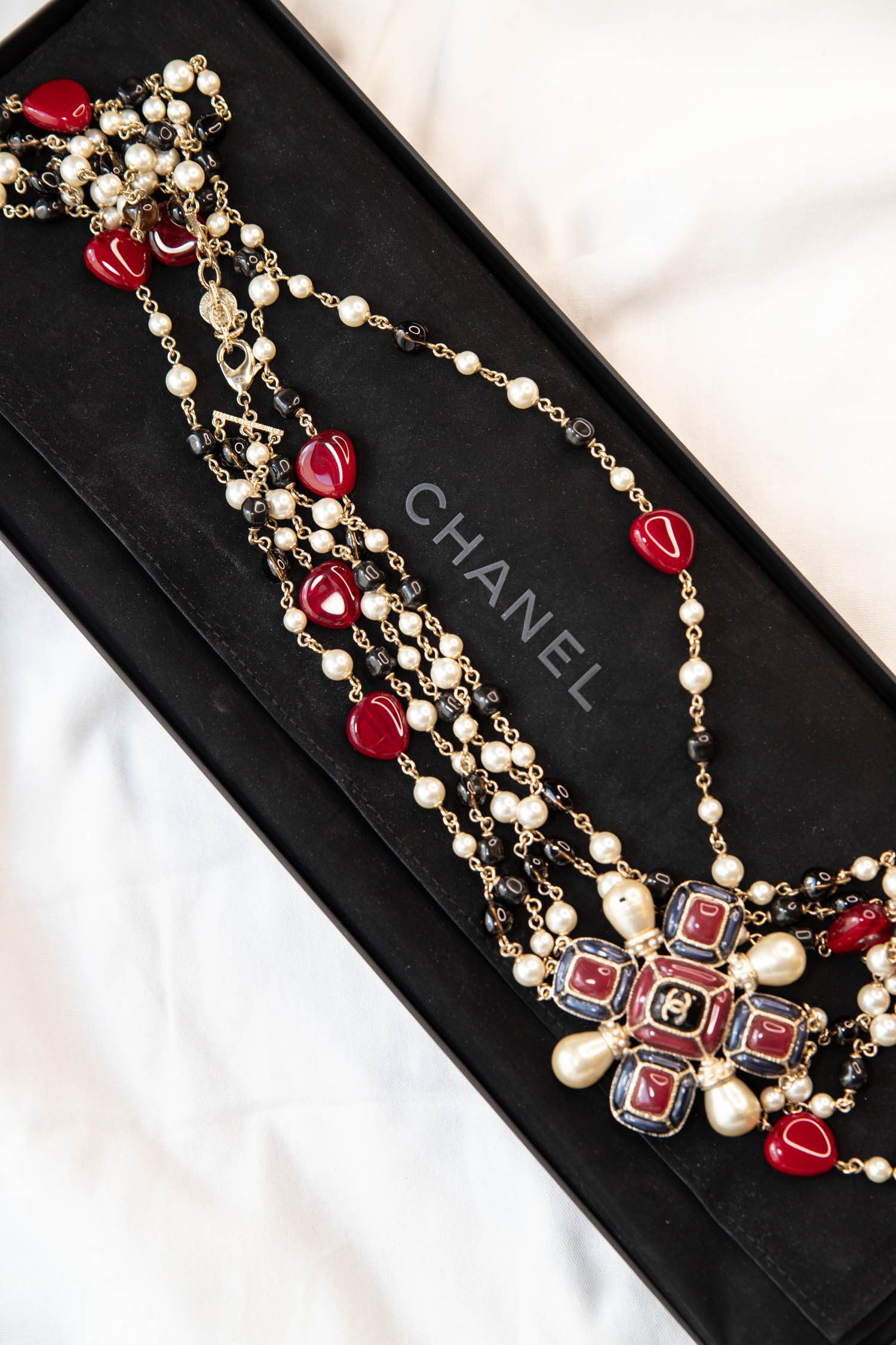 Chanel lange Halskette mit Maison Gripoix Blume aus Perlen