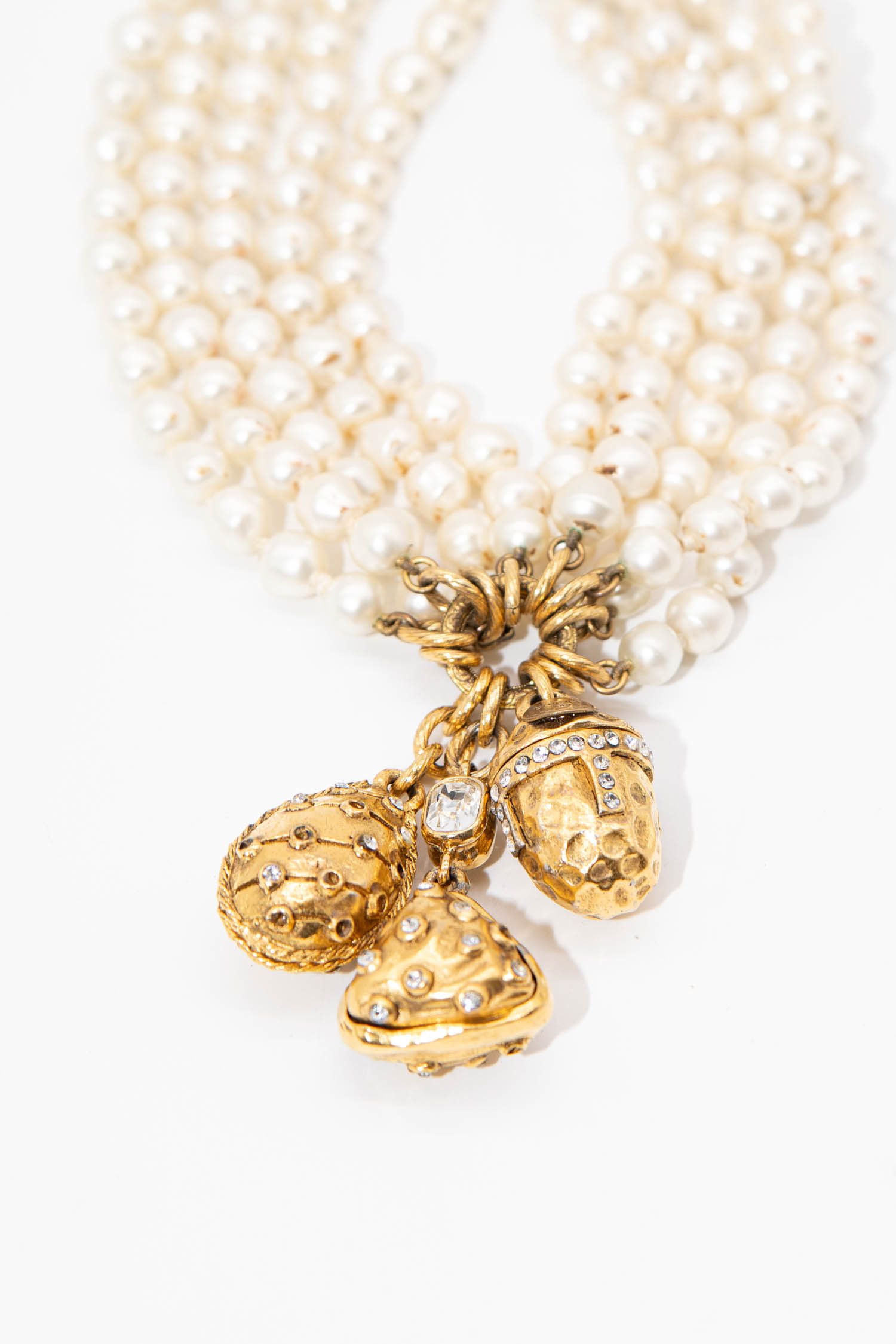 Chanel Vintage kurze Perlenkette mehrgliedrig mit goldenen Anhängern