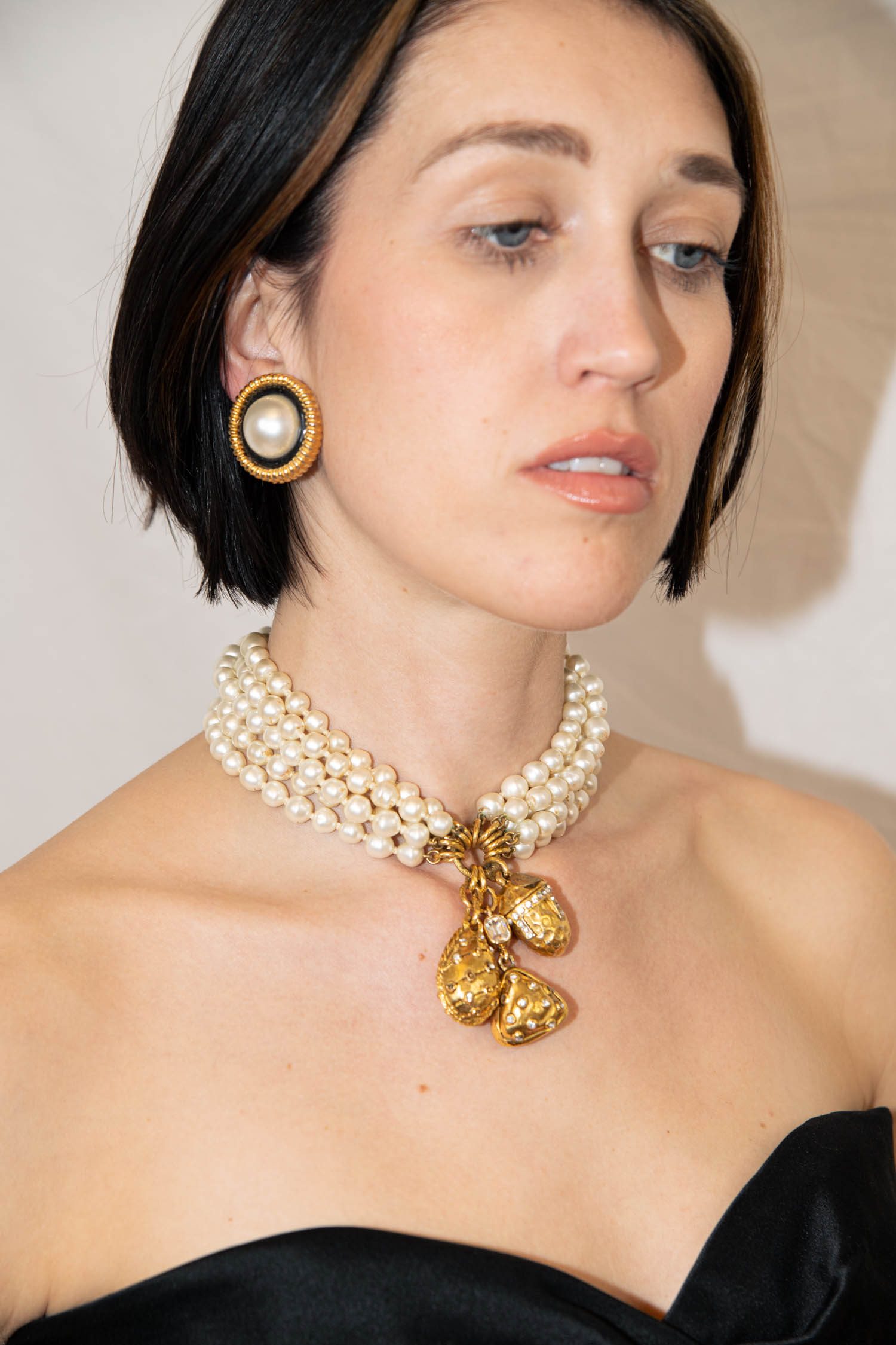 Chanel Vintage kurze Perlenkette mehrgliedrig mit goldenen Anhängern