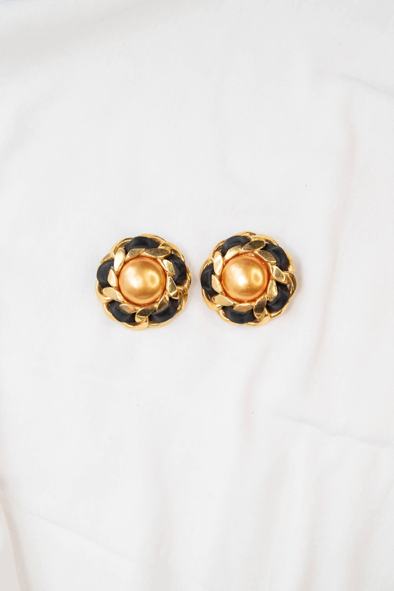 Vintage Chanel große, runde Ohrclips mit Lederdetail