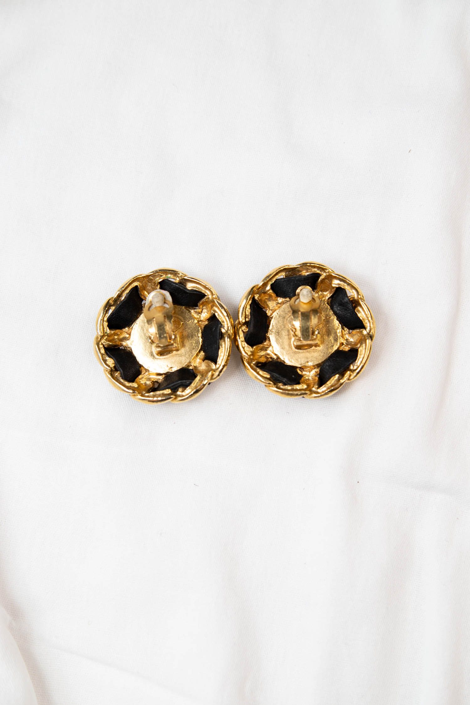 Vintage Chanel große, runde Ohrclips mit Lederdetail