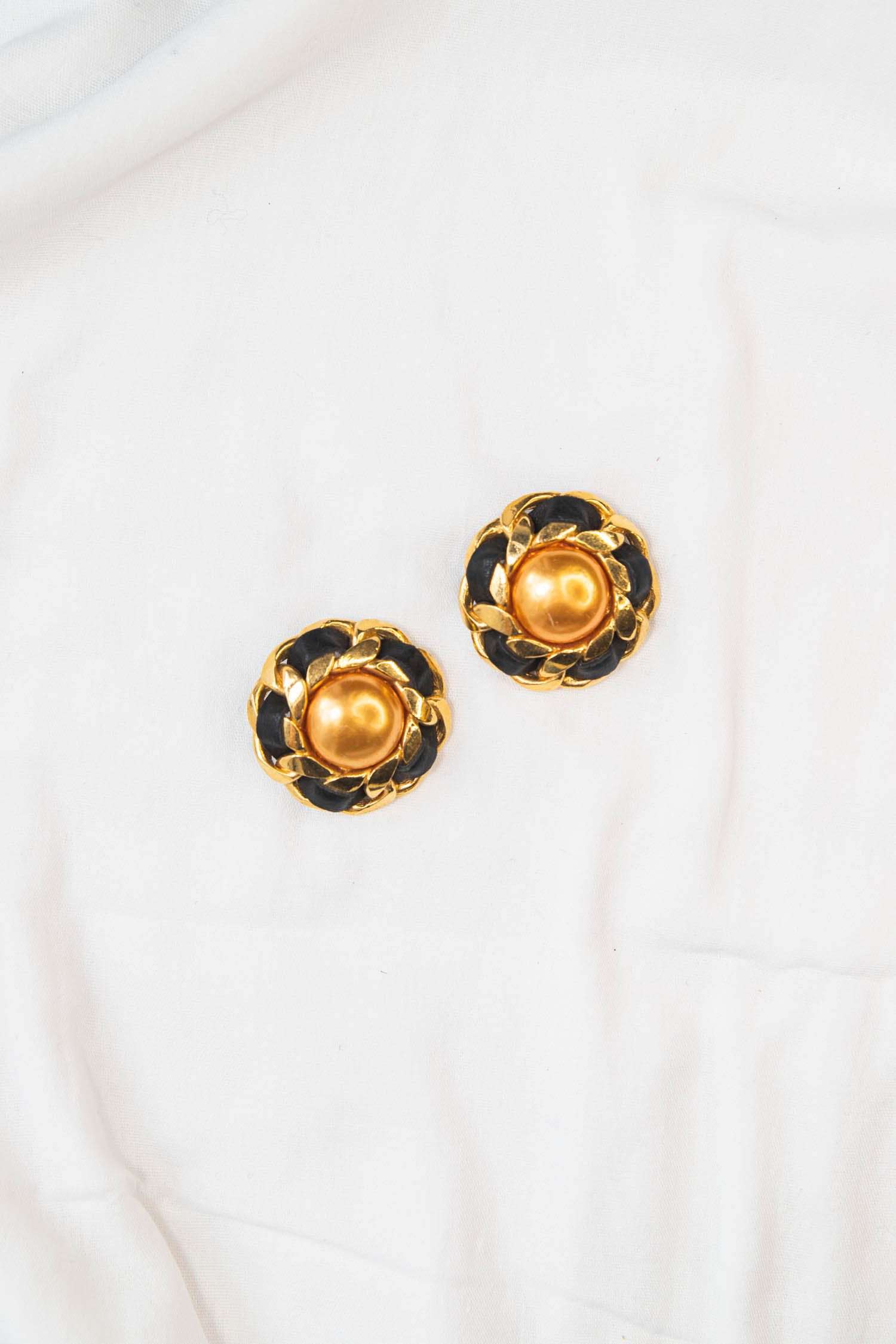 Vintage Chanel große, runde Ohrclips mit Lederdetail