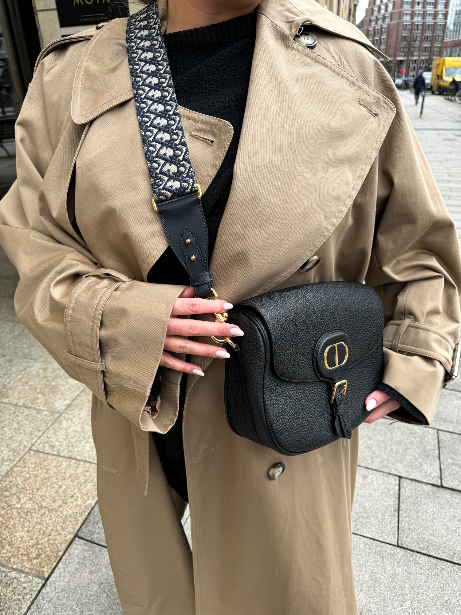 Thumbnail of http://Dior%20Bobby%20Umhängetasche%20in%20Schwarz%20mit%20Monogram-Gurt