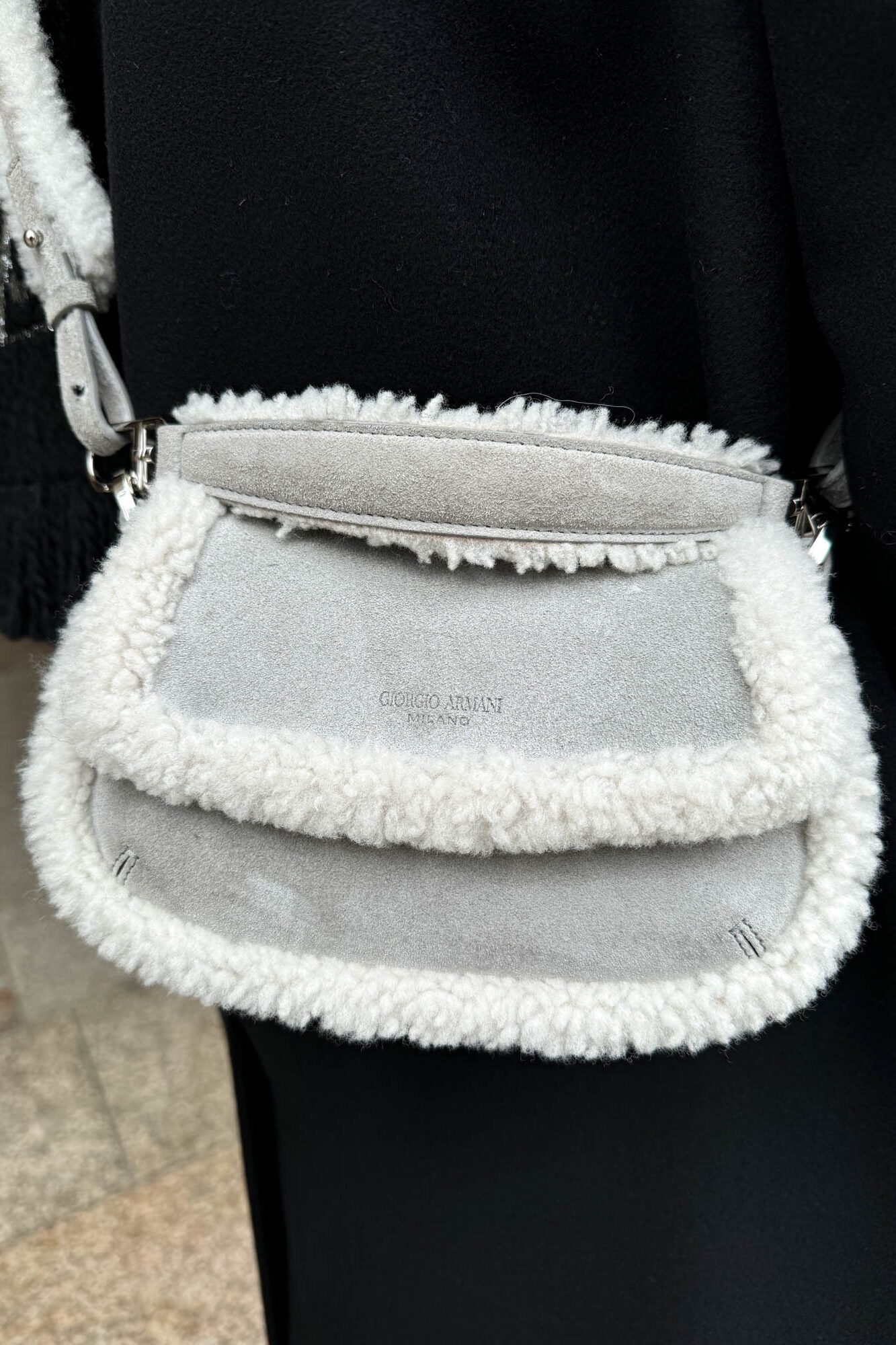 Thumbnail of http://Giorgio%20Armani%20La%20Prima%20Umhängetasche%20mit%20Fell%20in%20Grau