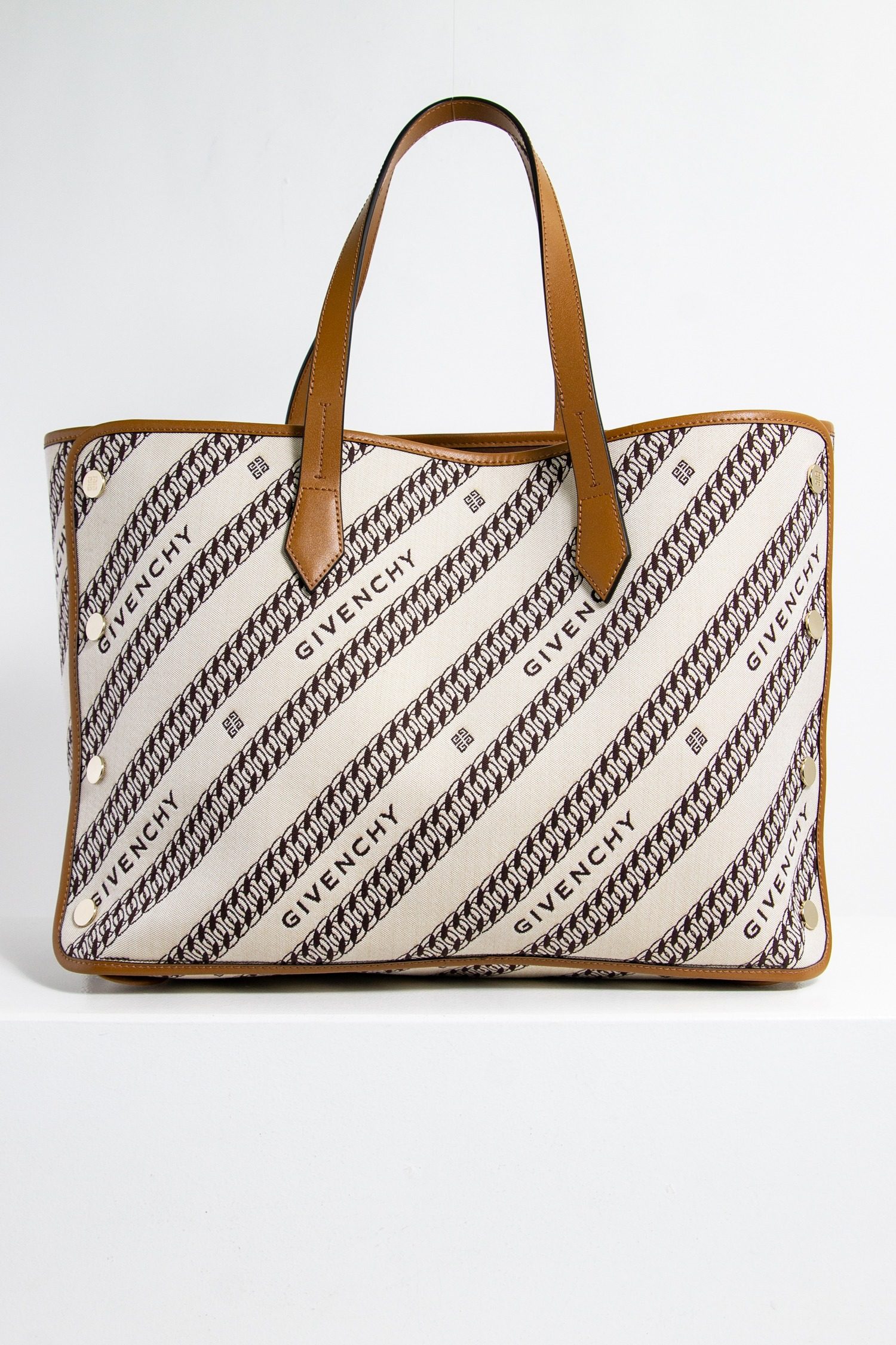 Thumbnail of http://Givenchy%20Shopper%20mit%20Druckknöpfen%20in%20beige