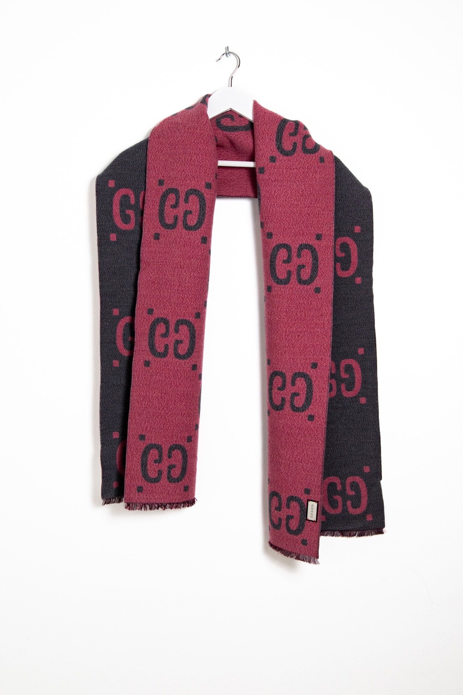 Thumbnail of http://Gucci%20Schal%20mit%20Monogramm-%20Muster%20in%20Grau%20und%20Pink